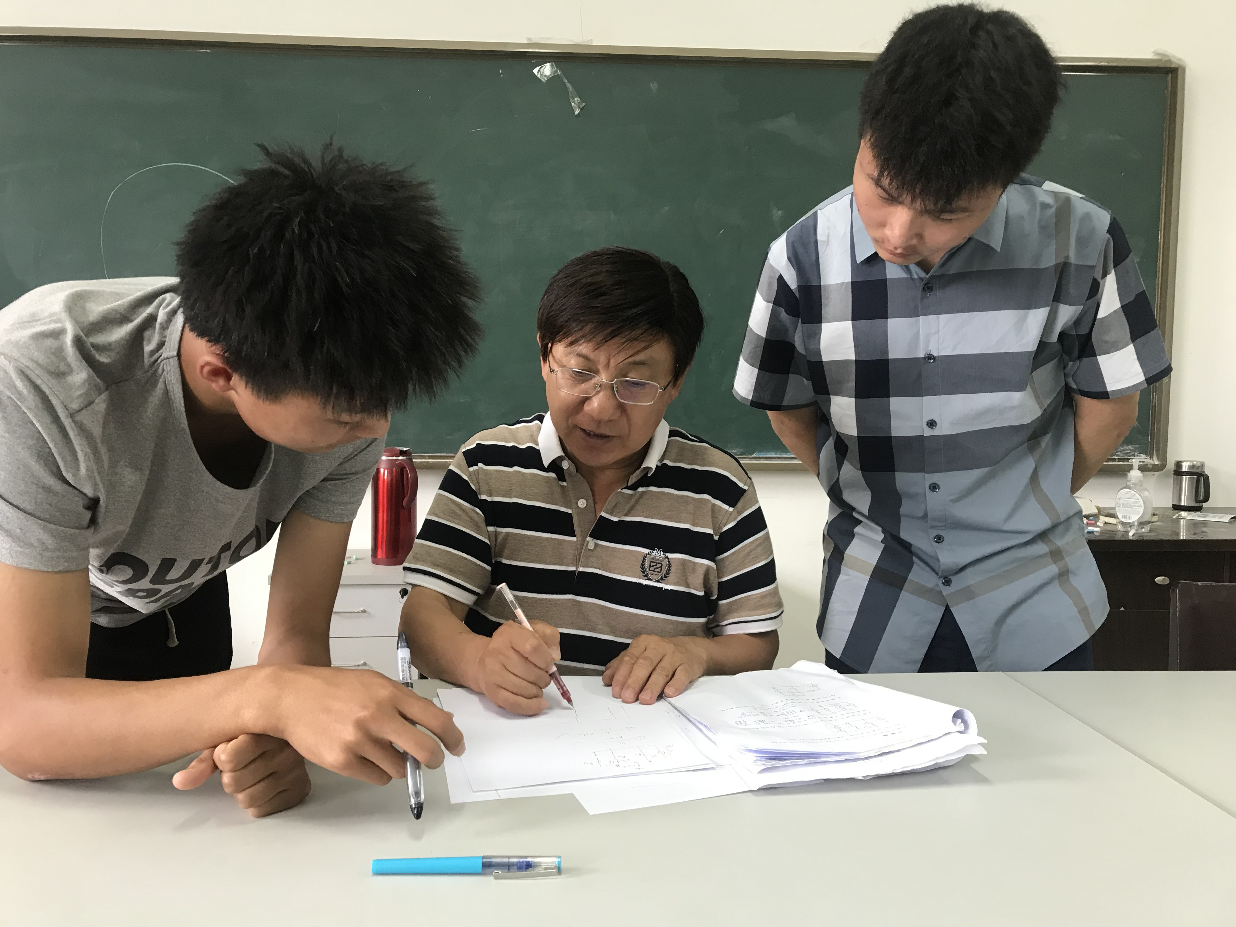 党员志愿服务活动---徐钦民在周末休息时间给学生答疑.png 党员志愿服务活动---徐钦民在周末休息时间给学生答疑.png
