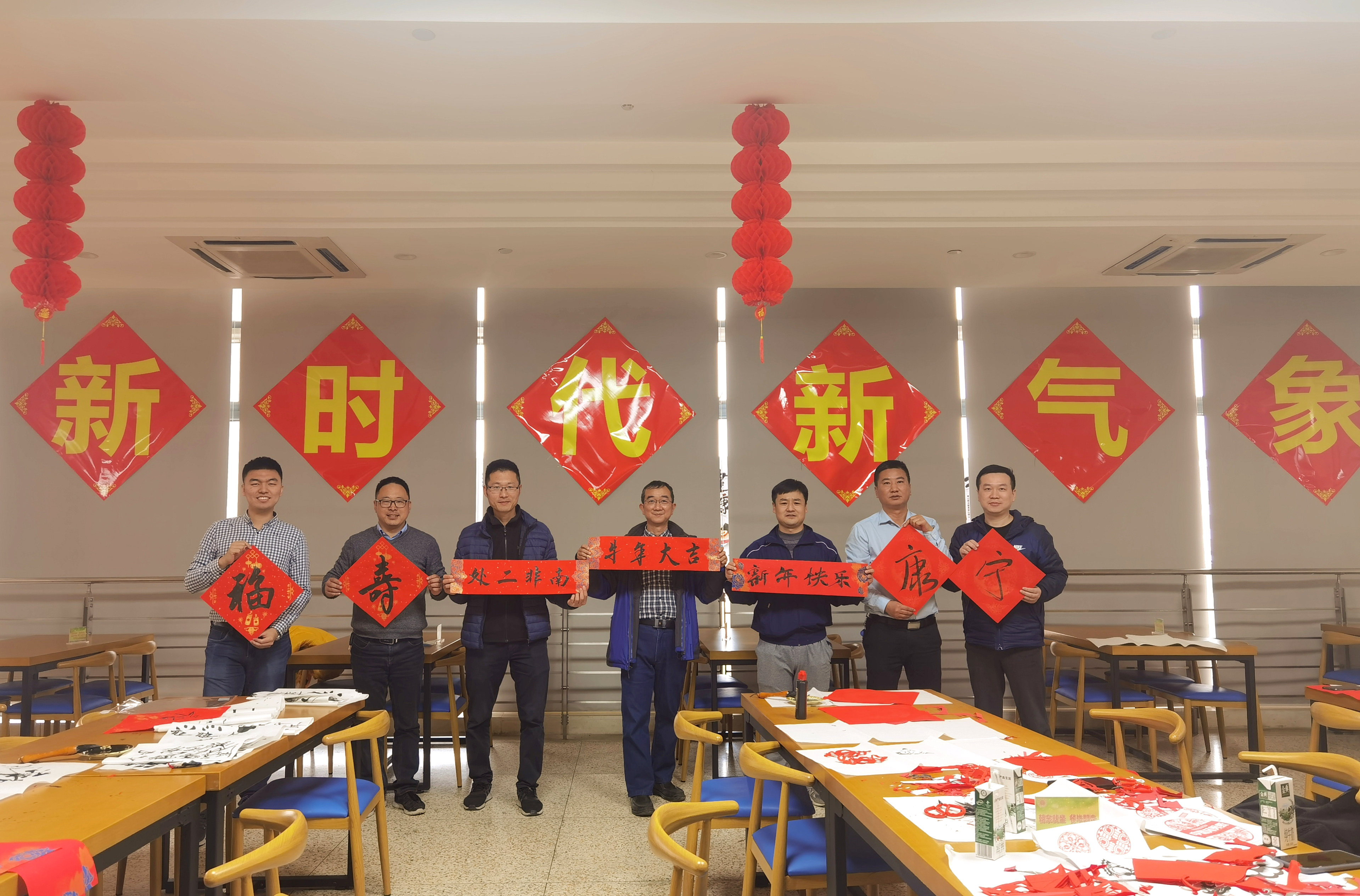 4学工团队送祝福.jpg 4学工团队送祝福.jpg