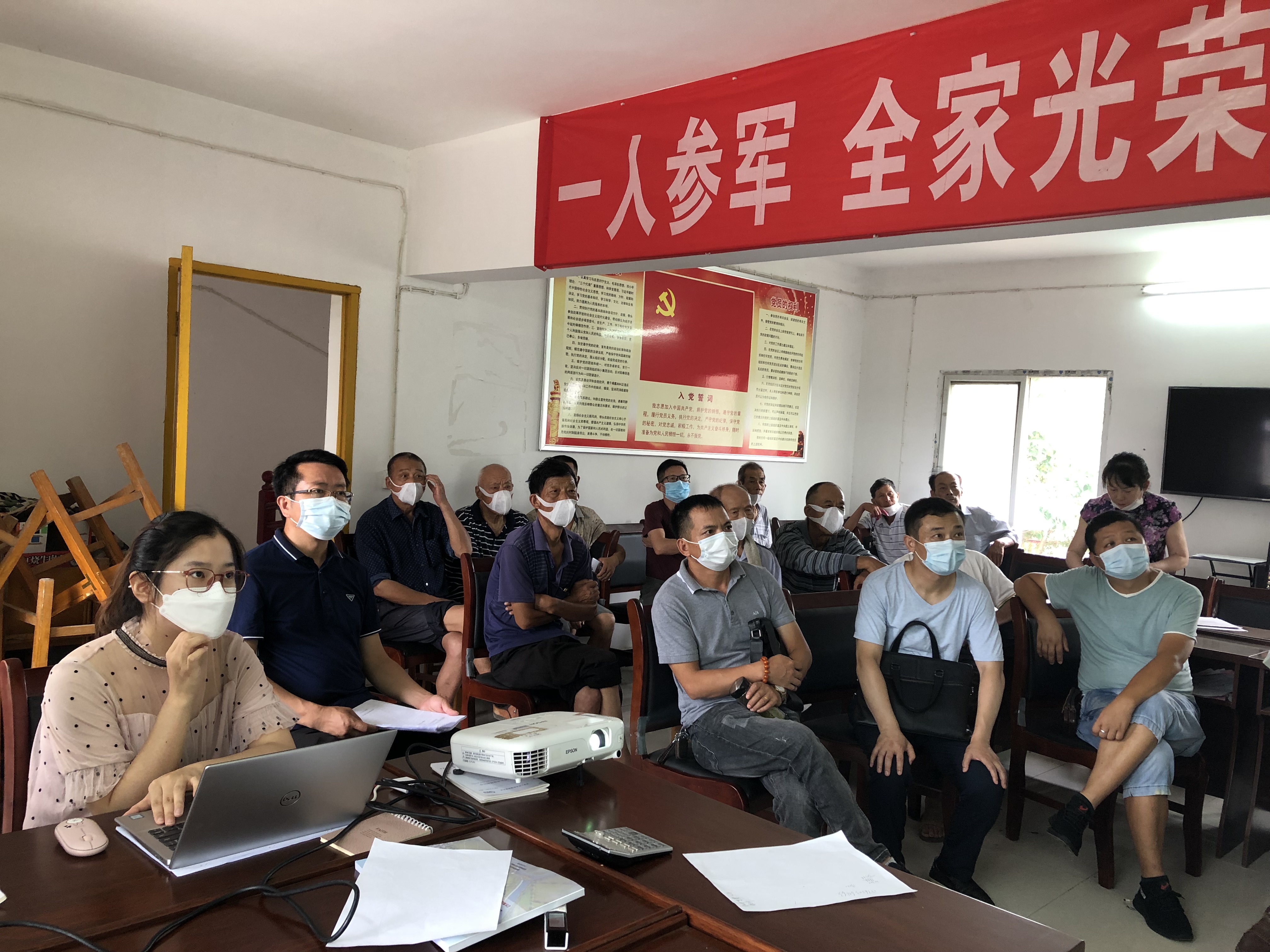 支部党员徐亚琪为应城市石桥村宣讲规划方案。