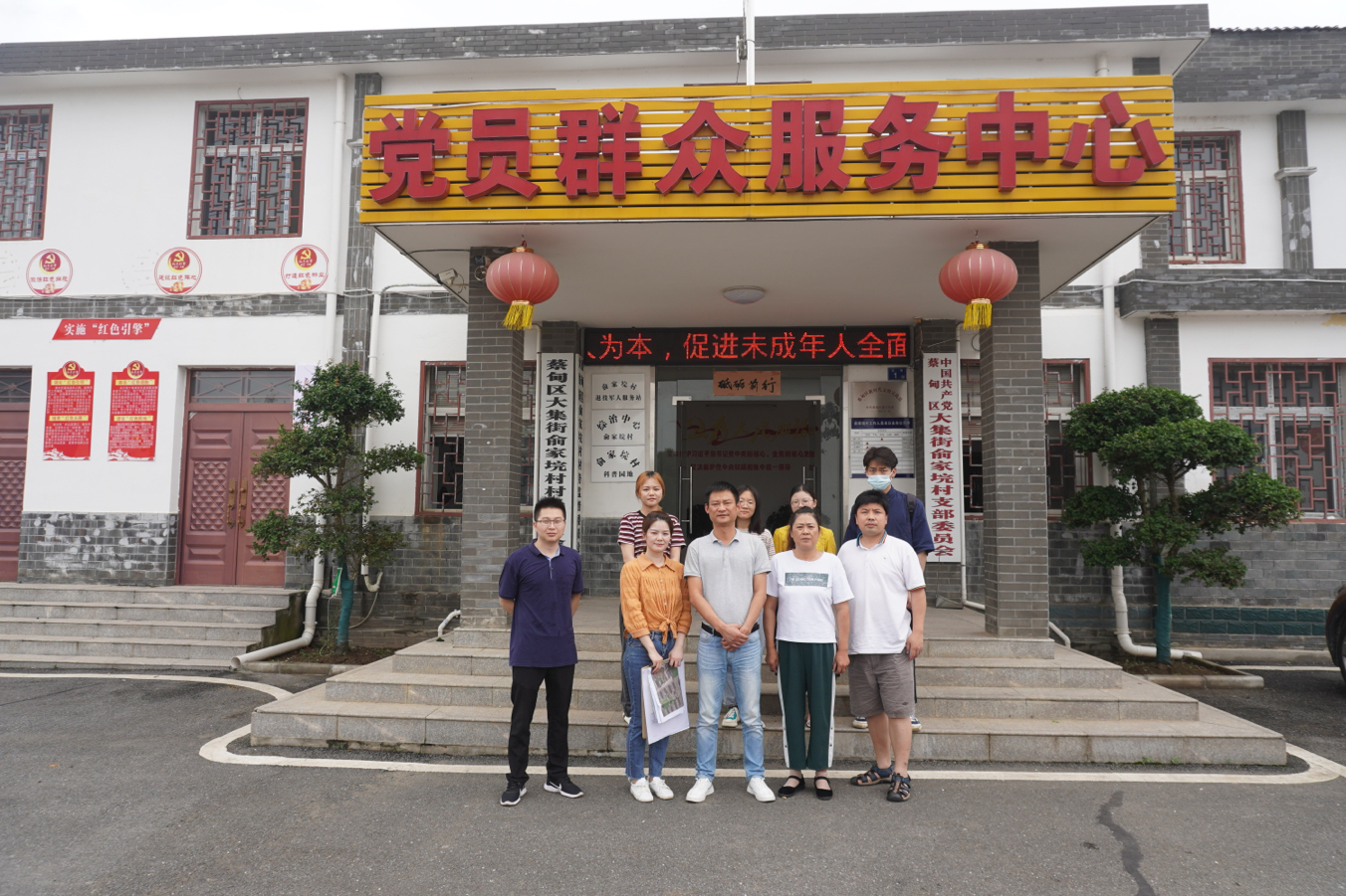 支部书记张城芳带领学生开展暑期社会实践。