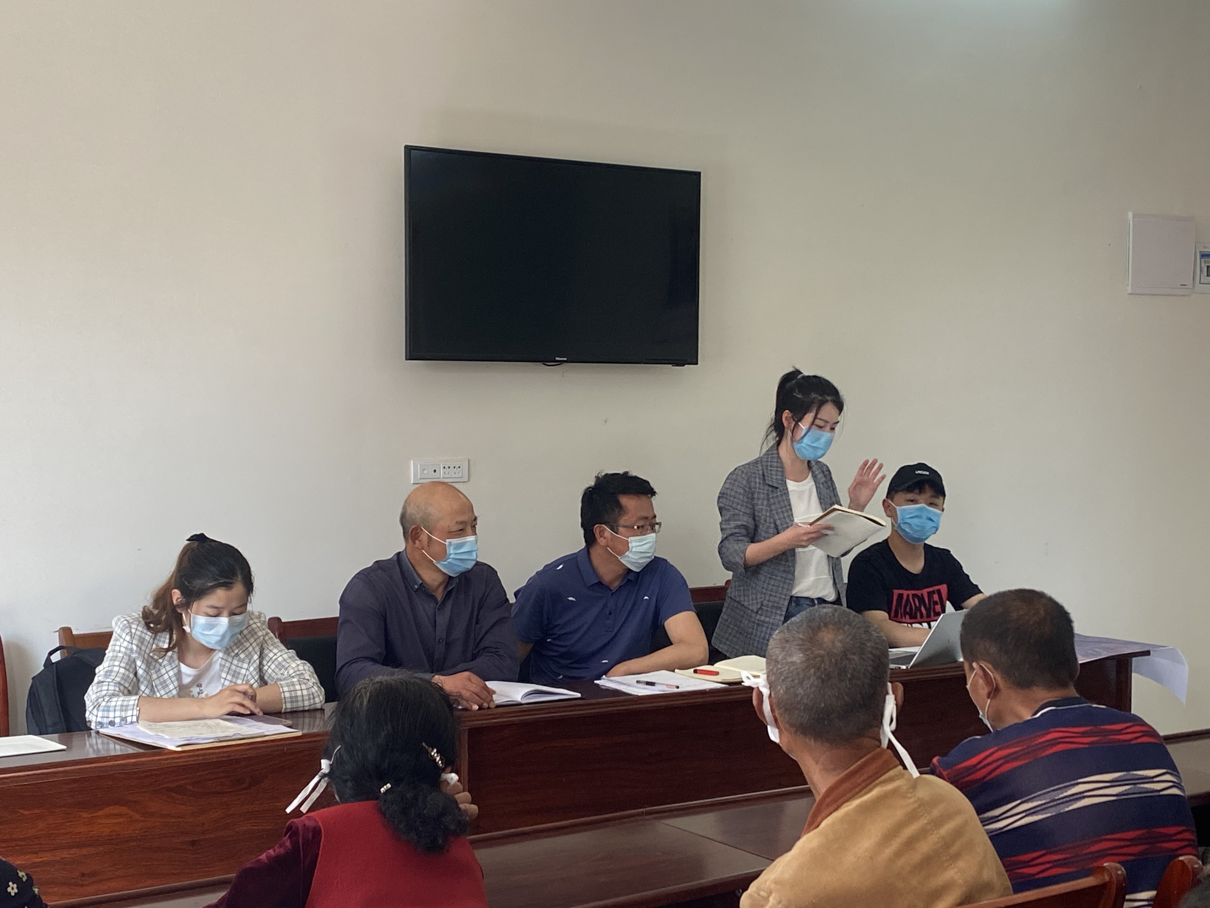 支部书记张城芳为杨林村村民宣讲村庄规划相关政策。