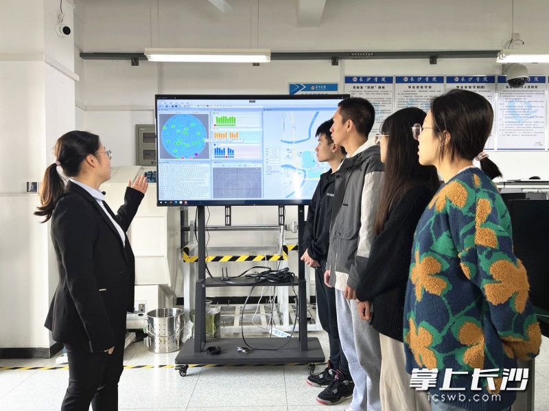 长沙学院北斗探梦科普基地负责人冯璐(左)向学生讲解数据处理系统。长沙晚报全媒体记者 刘俊 摄 长沙学院北斗探梦科普基地负责人冯璐(左)向学生讲解数据处理系统。长沙晚报全媒体记者 刘俊 摄