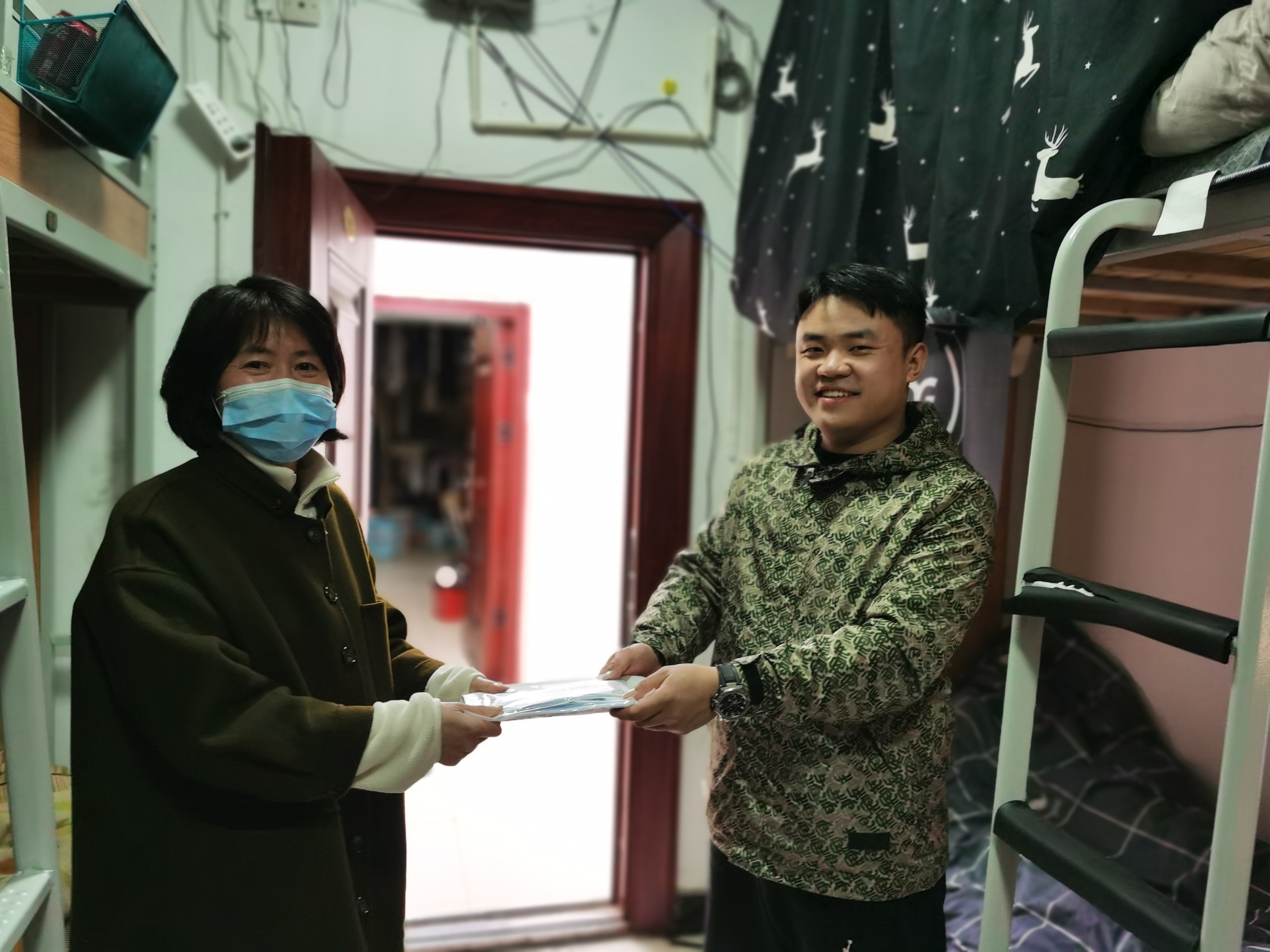 王院长送口罩.jpg 王院长送口罩.jpg