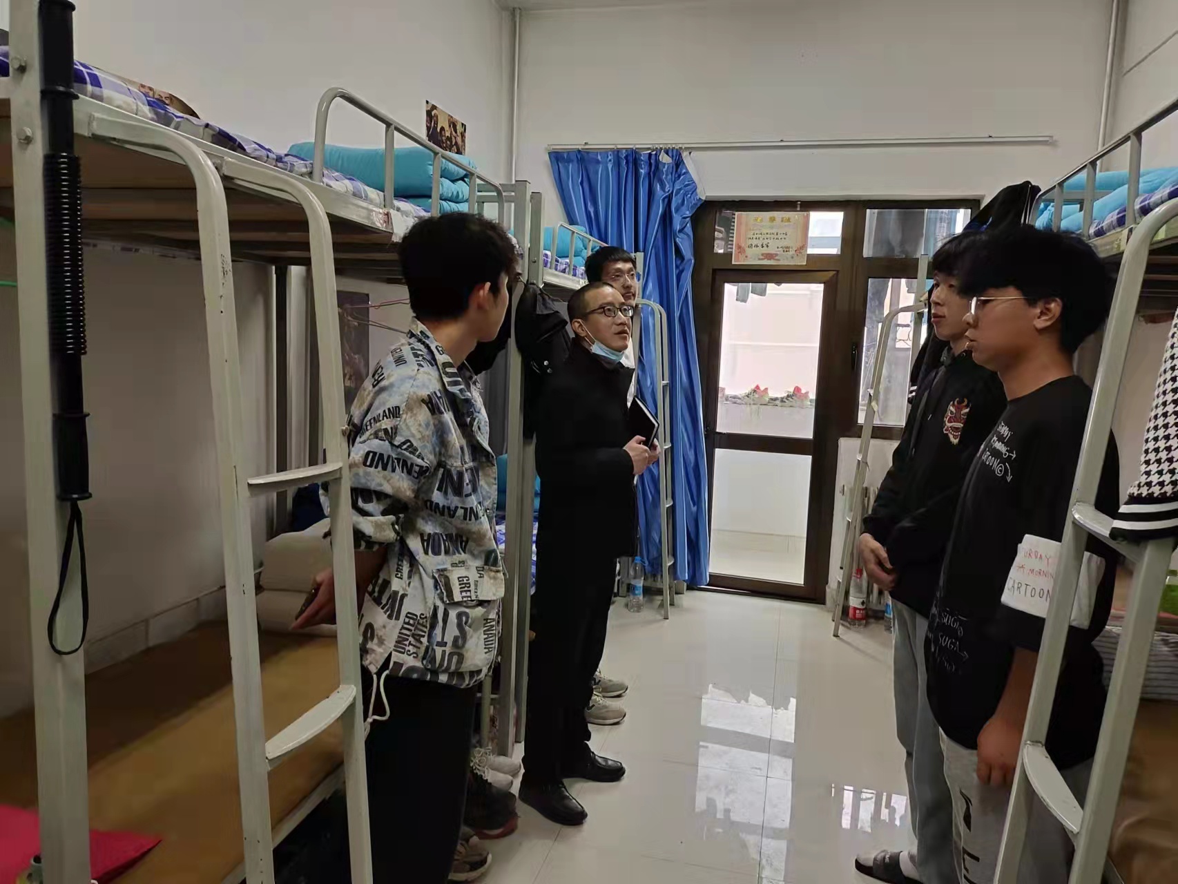 班主任深入学生宿舍与学生面对面交流.jpg