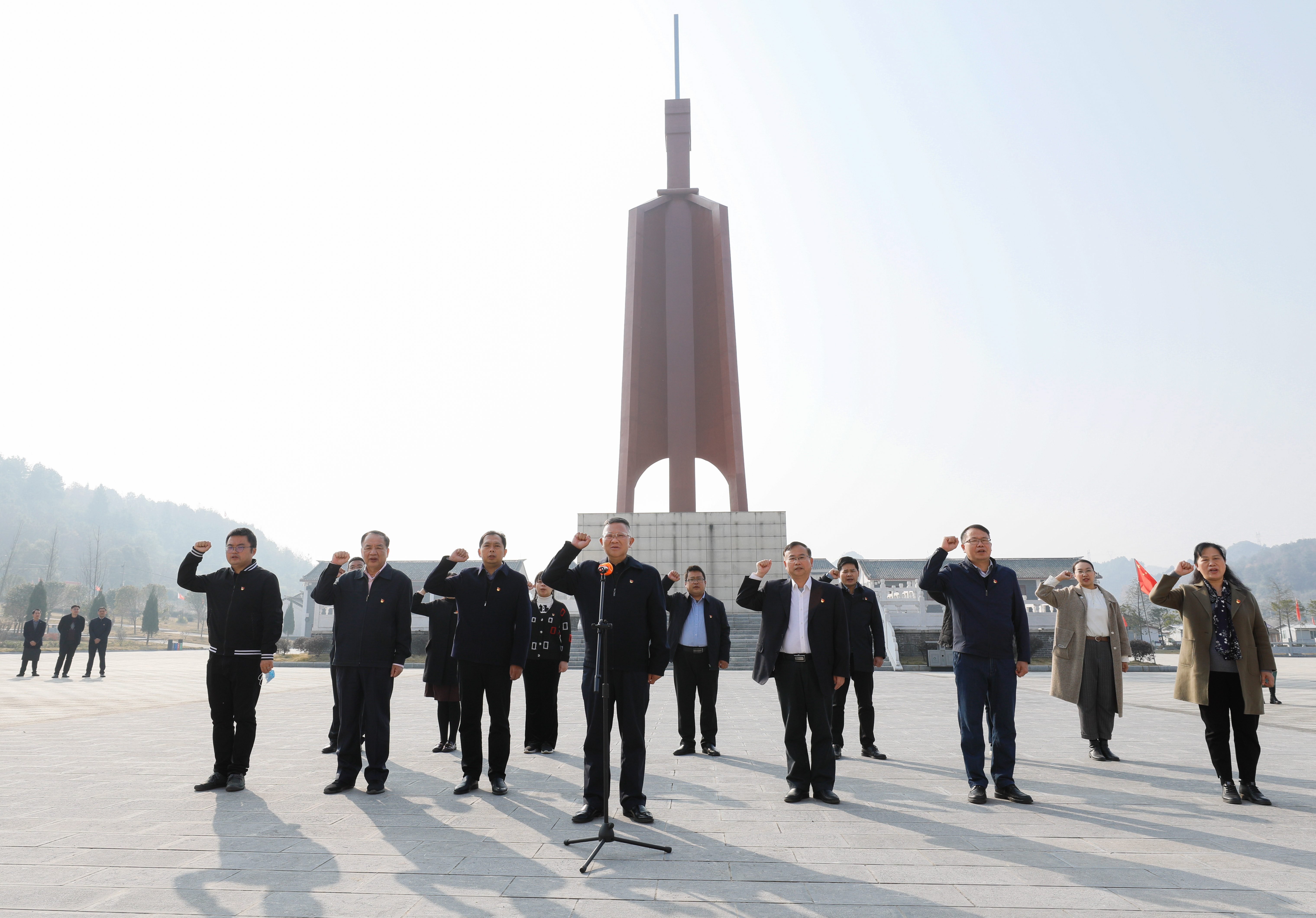 6-党员聆听微党课、重温入党誓词.jpg 6-党员聆听微党课、重温入党誓词.jpg