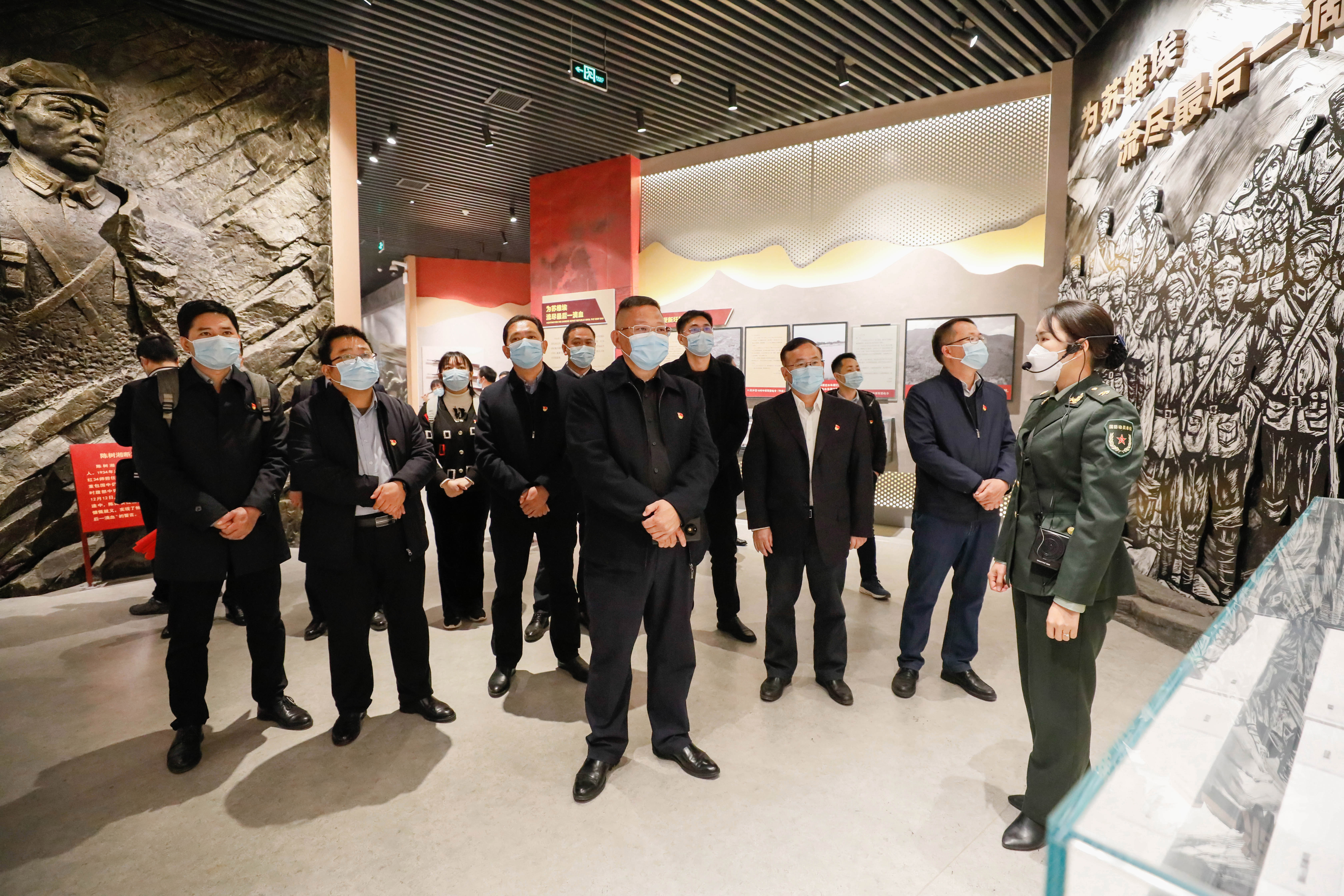 8-在新圩阻击战史实陈列馆现场教学.jpg 8-在新圩阻击战史实陈列馆现场教学.jpg