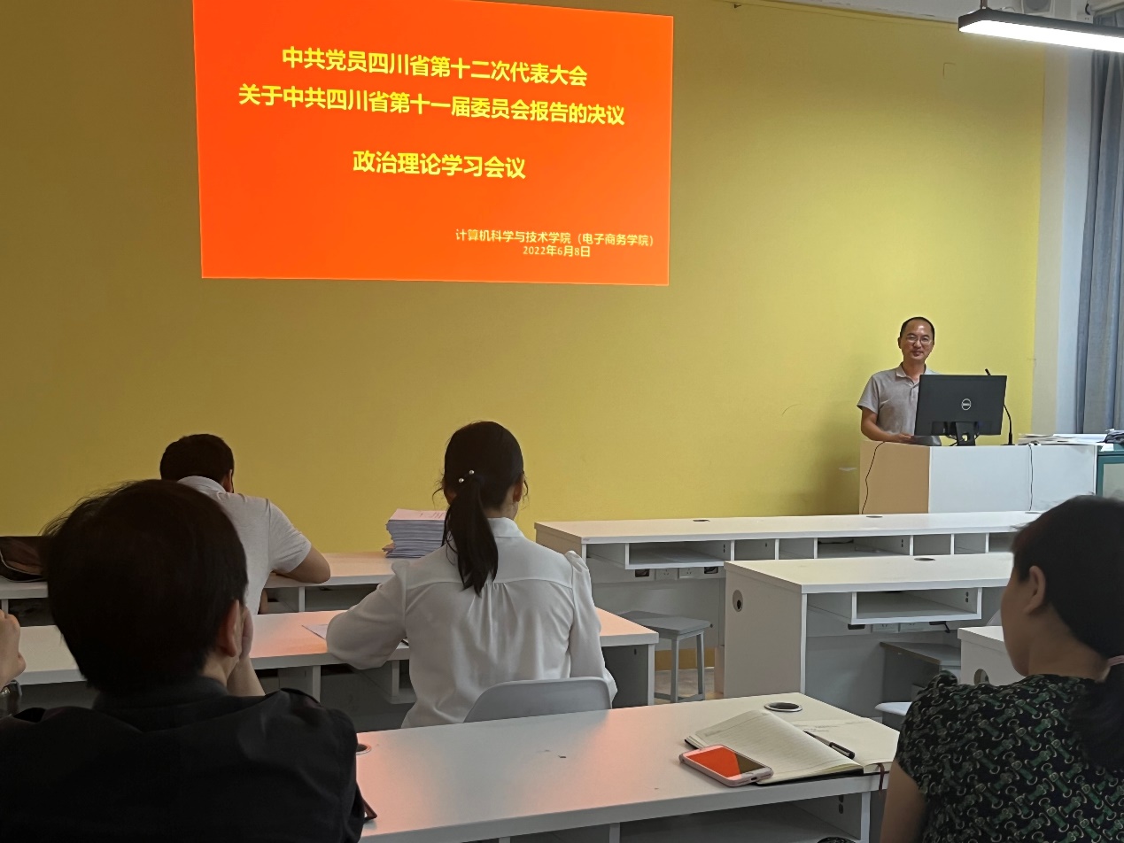 人们在看台上的人在厨房里工作低可信度描述已自动生成