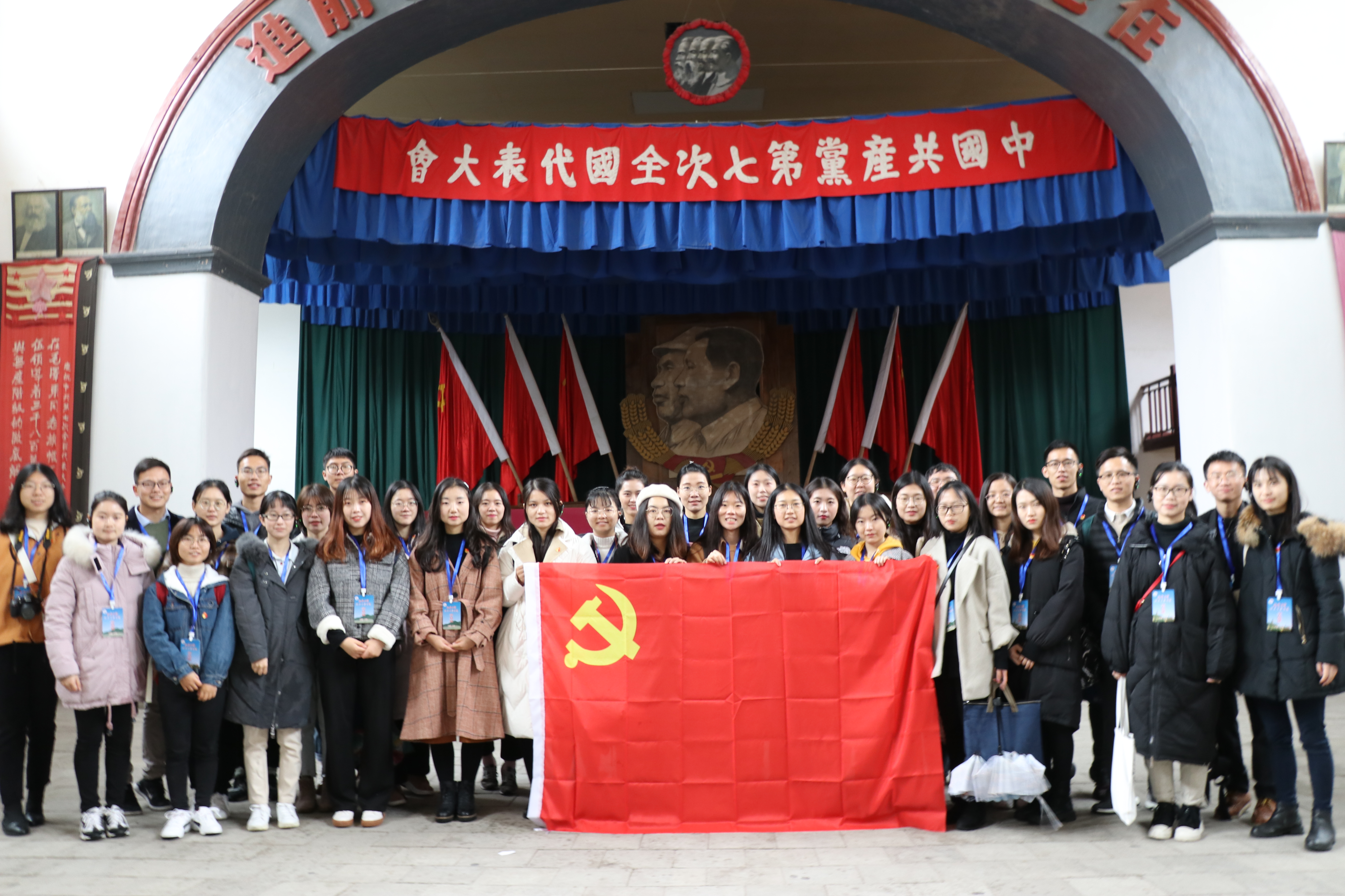 图4 “重走初心之路,点亮红色中国”活动——延安革命精神主题实践.JPG 图4 “重走初心之路,点亮红色中国”活动——延安革命精神主题实践.JPG