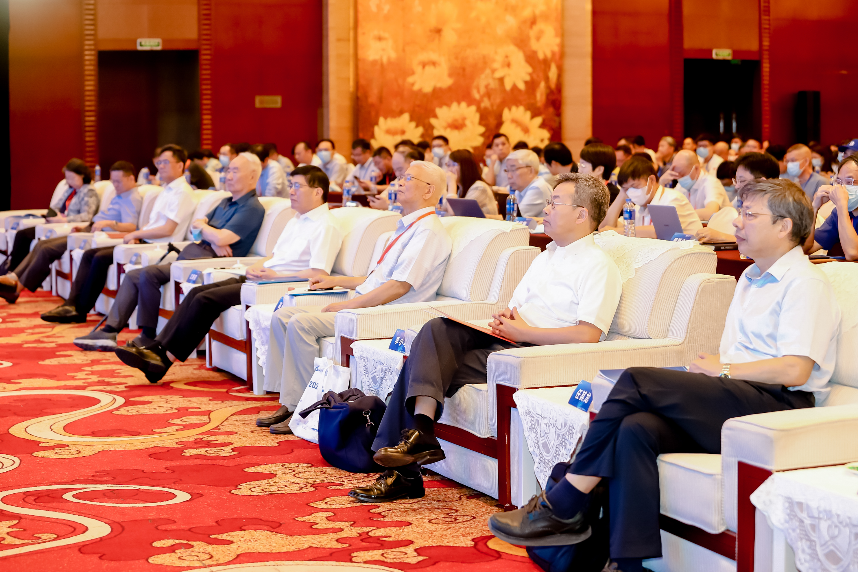 院士领导合影.jpg 院士领导合影.jpg