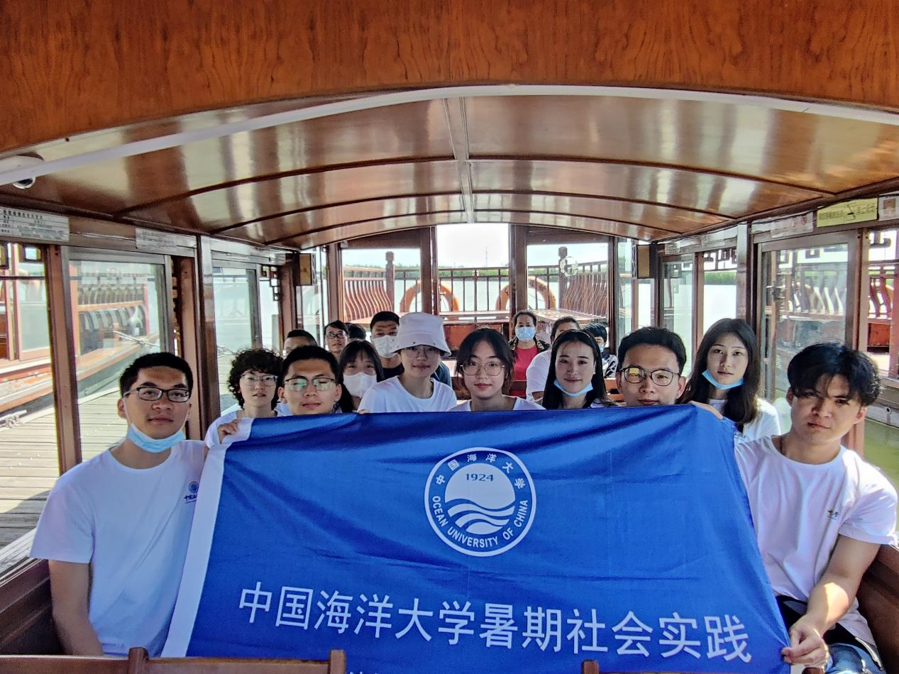 图10 团队在湿地游船上合影.png 图10 团队在湿地游船上合影.png