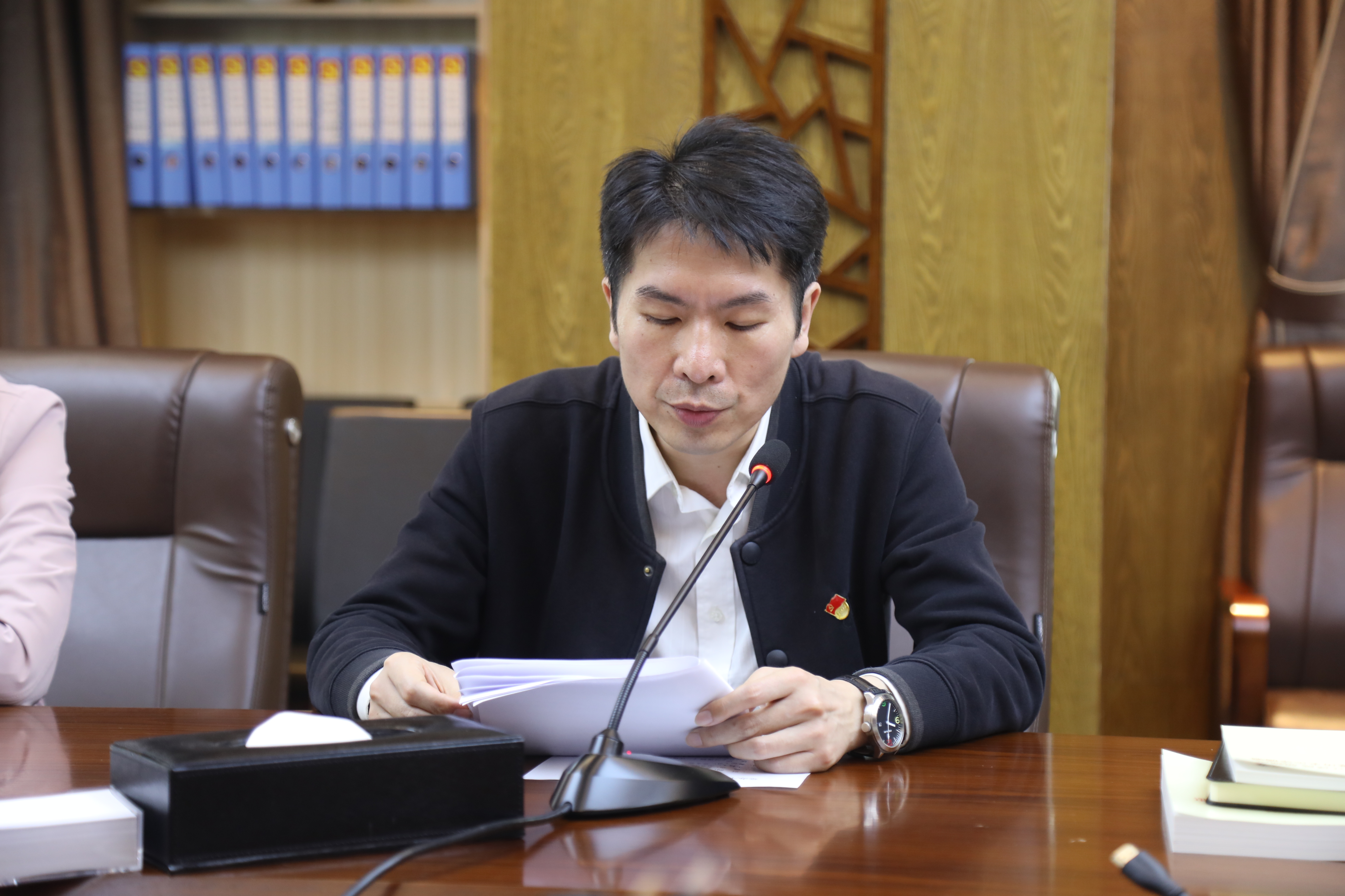 5.扶贫工作队长丁军作专题发言.JPG 5.扶贫工作队长丁军作专题发言.JPG