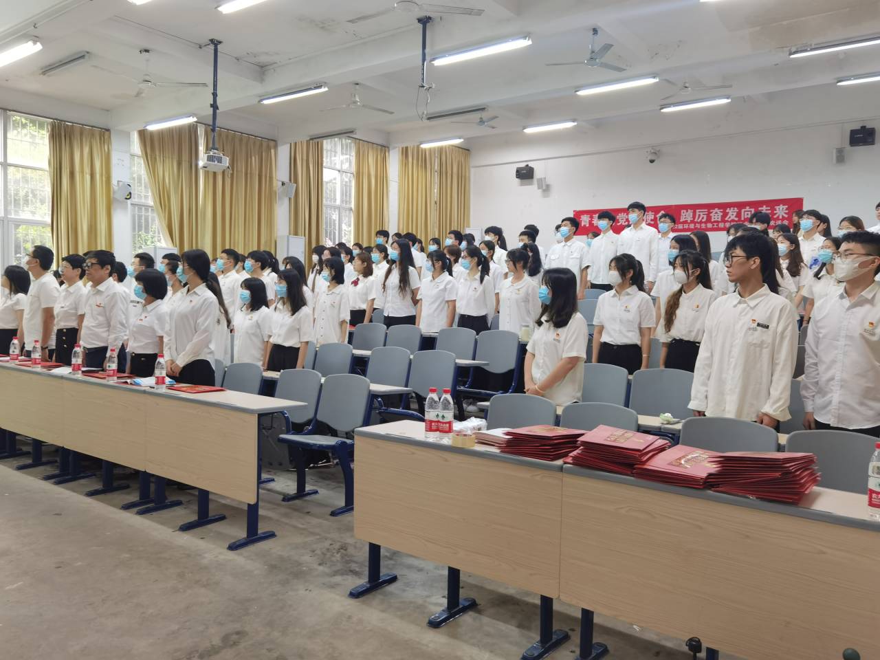 图为毕业生党员起立奏国际歌。环生学院记者团 陈小妹 摄。.jpg 图为毕业生党员起立奏国际歌。环生学院记者团 陈小妹 摄。.jpg