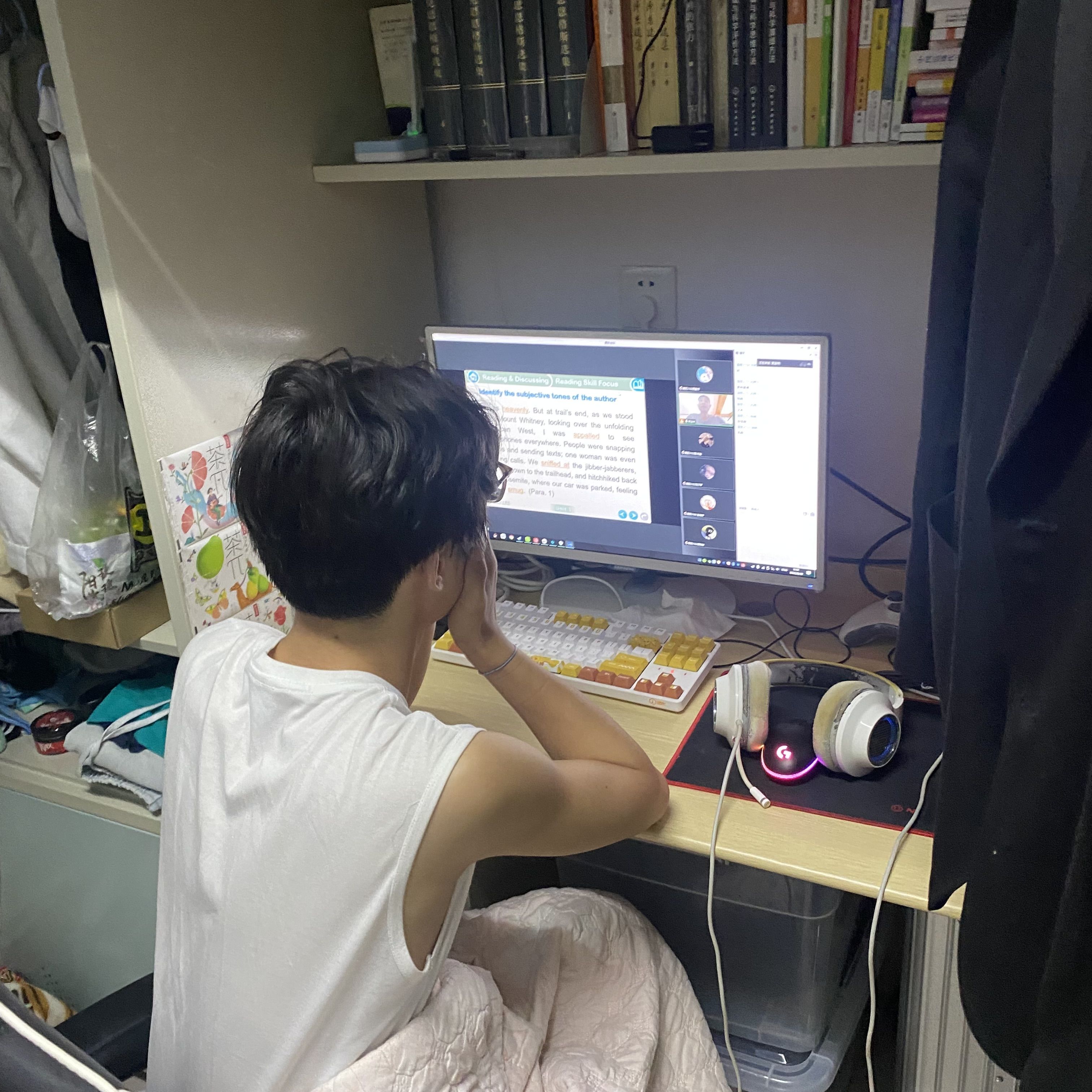 学生们接受线上学习1.jpg 学生们接受线上学习1.jpg