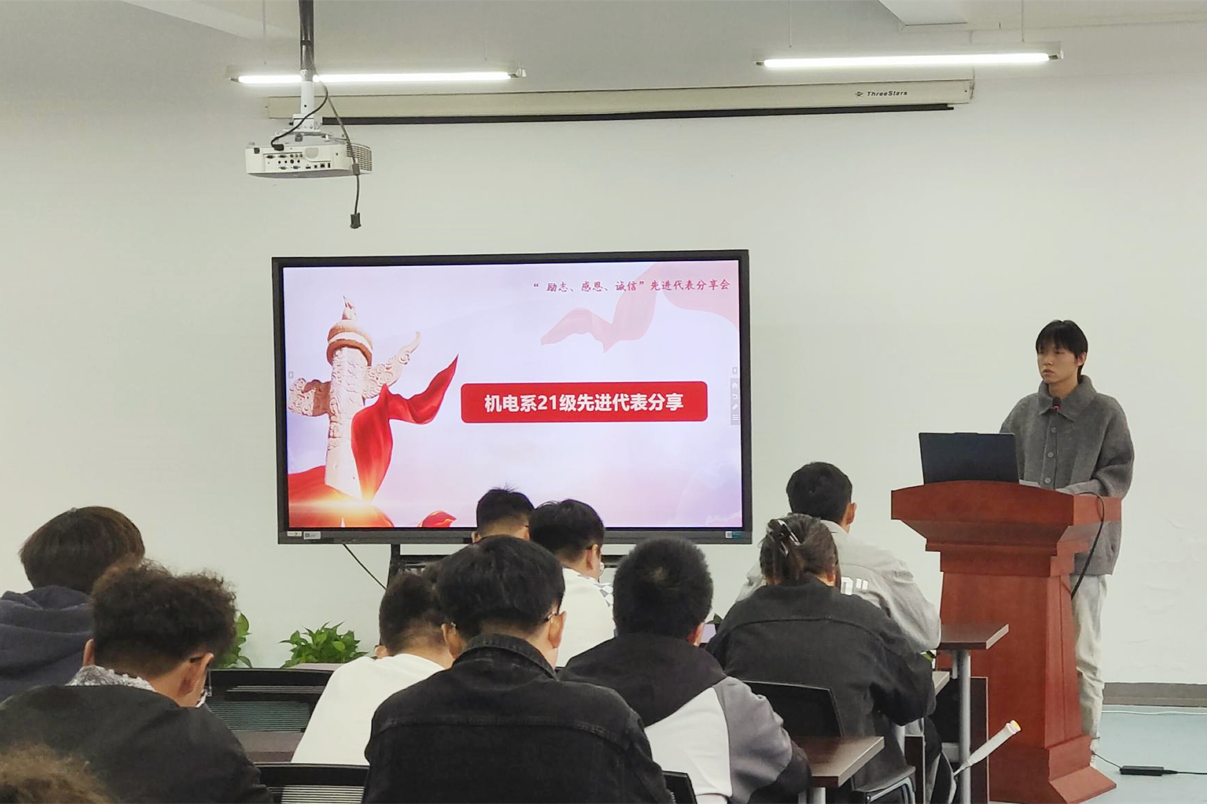 2(封面图).jpg 2(封面图).jpg