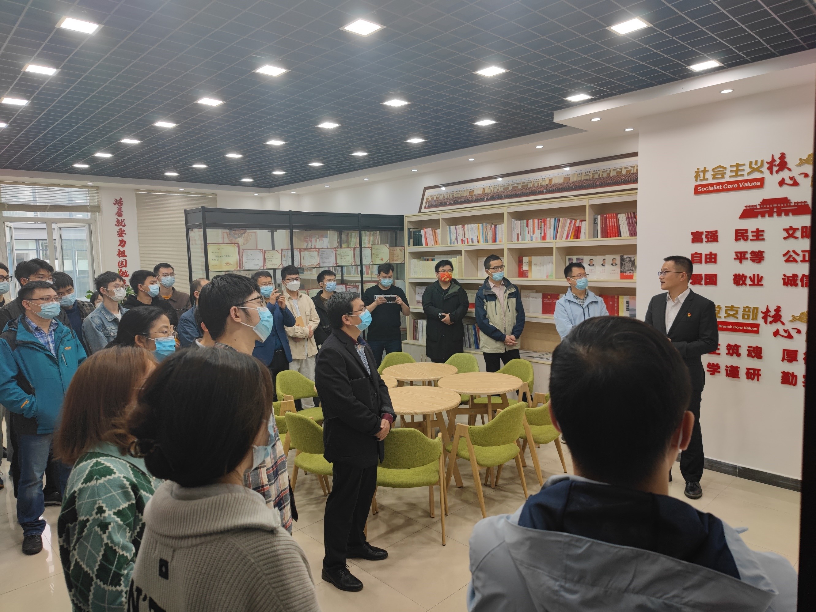 参观党支部书记工作室.jpg 参观党支部书记工作室.jpg