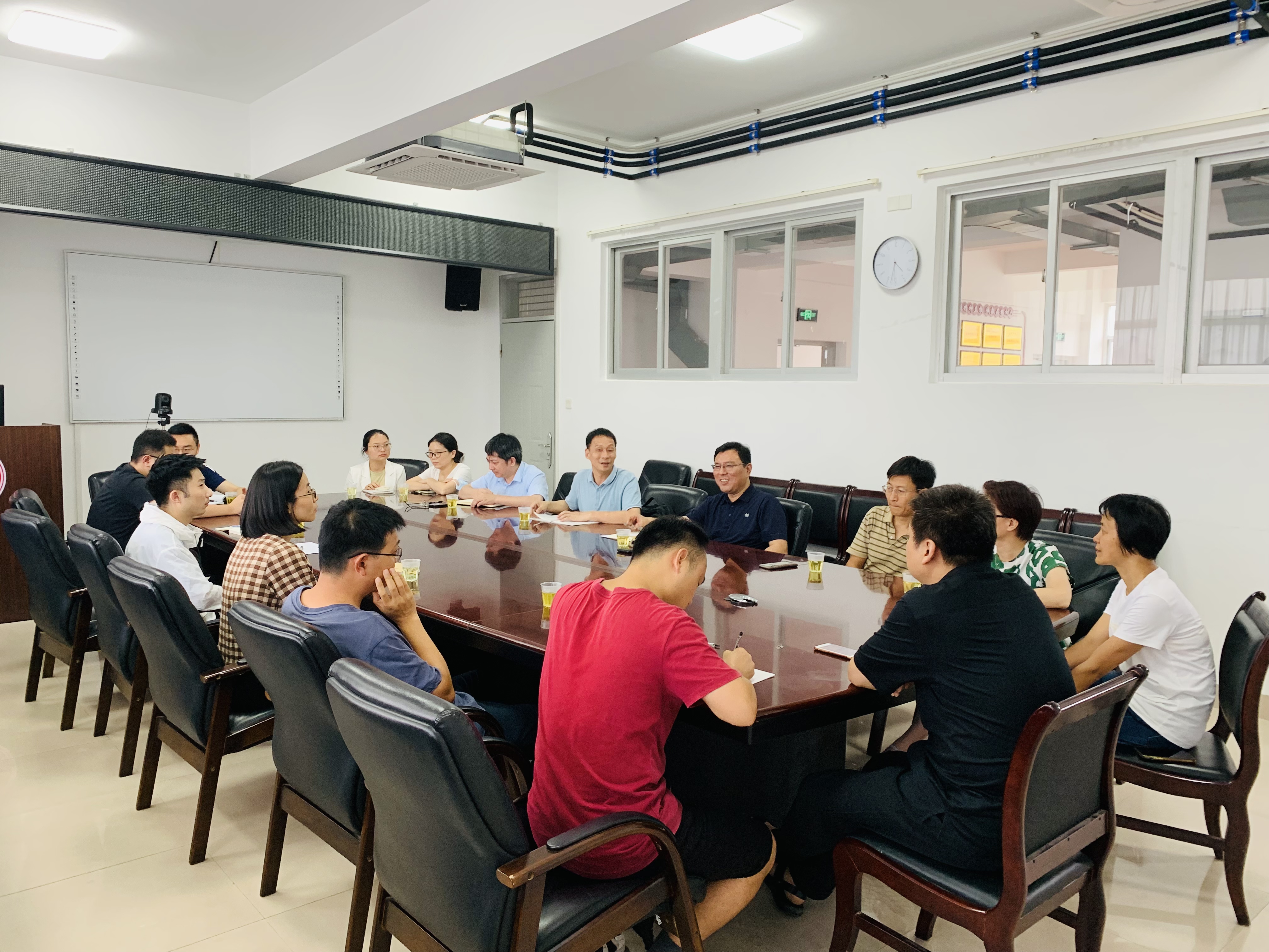 学科调研会照片.jpg 学科调研会照片.jpg