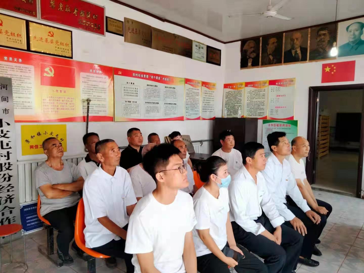 校外返乡党员参加当地党组织活动.jpg