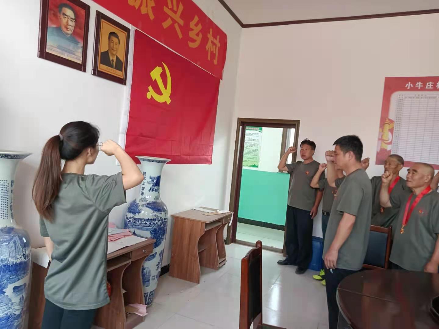 校外返乡党员参加村支部入党宣誓活动.jpg