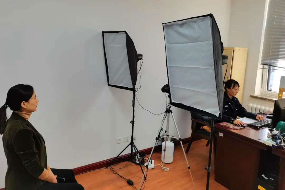 图4:“警民服务站”为师生办理身份证.jpg 图4:“警民服务站”为师生办理身份证.jpg