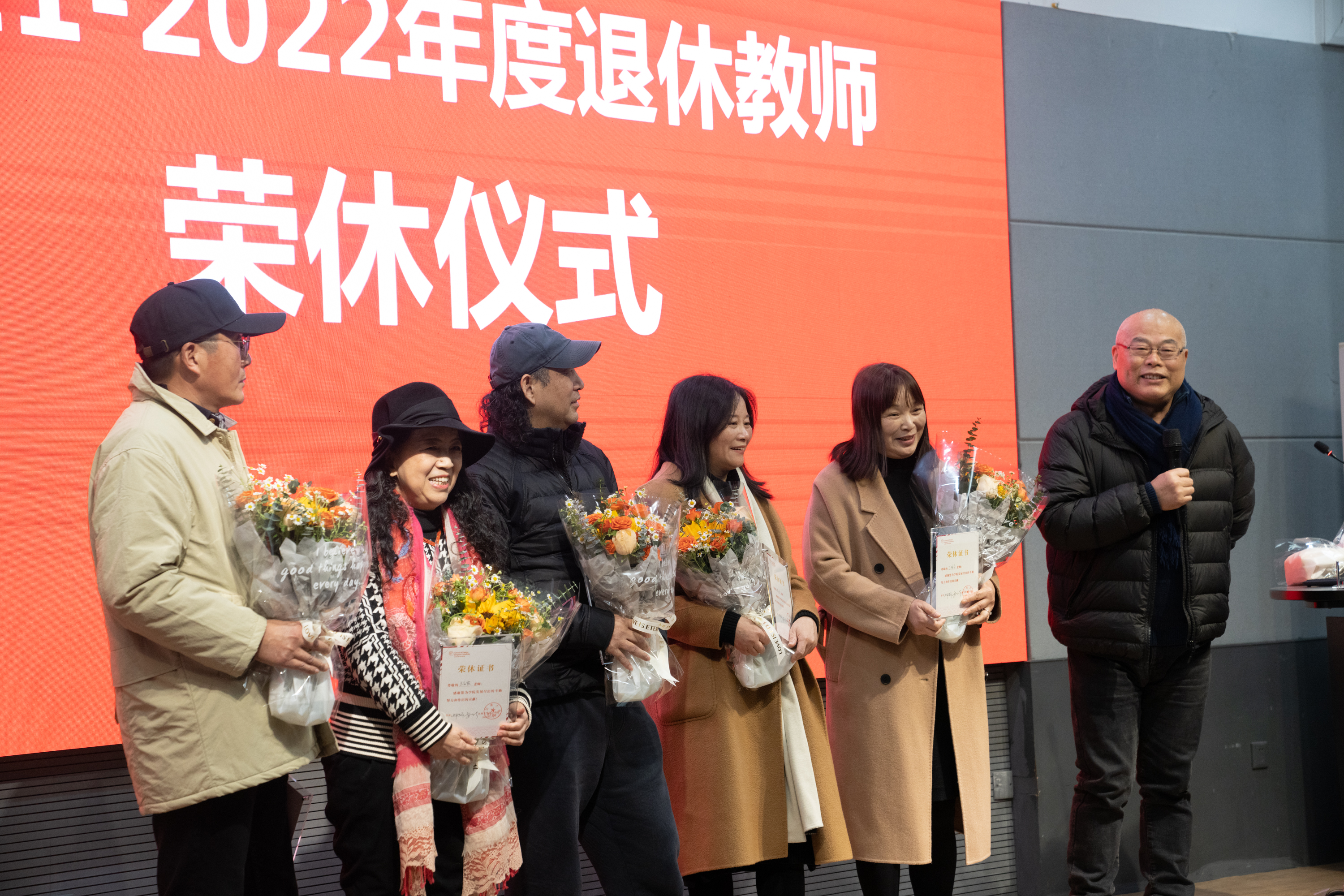 与会的荣休教师发言.jpg 与会的荣休教师发言.jpg