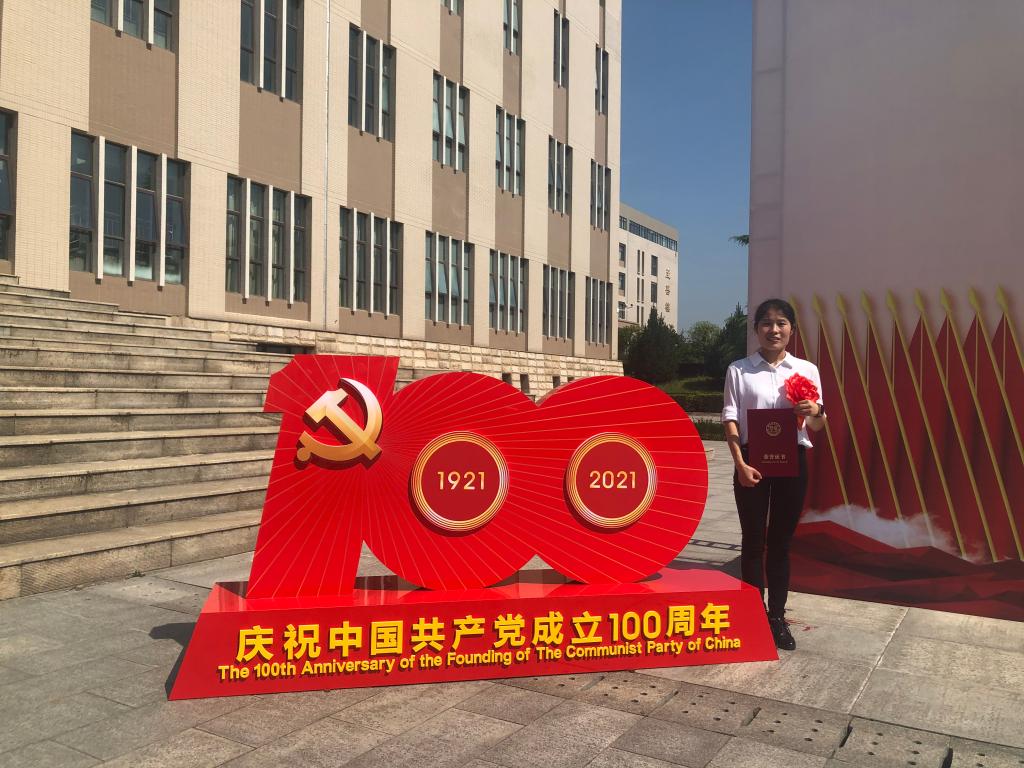 李莉.jpg 李莉.jpg