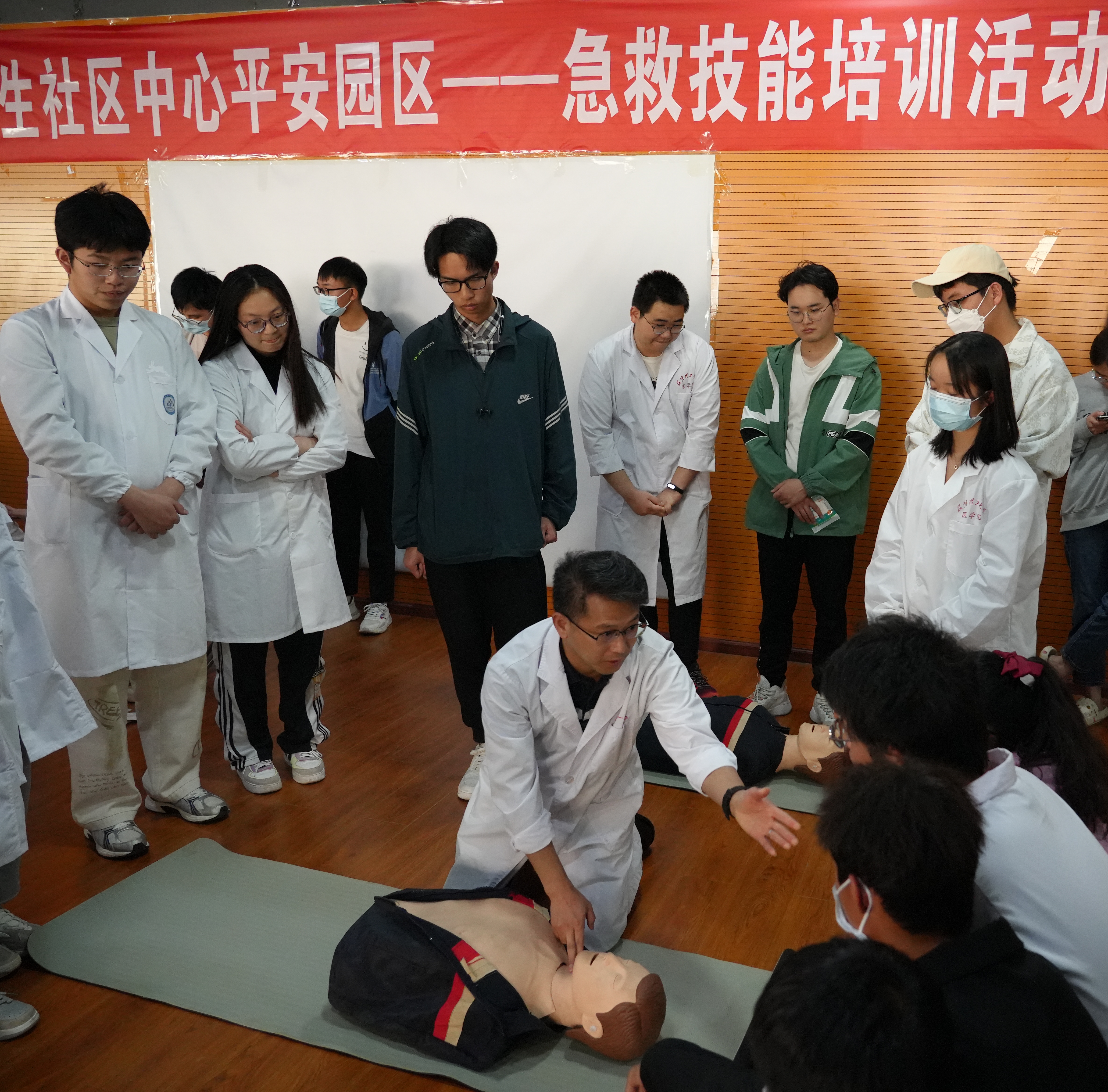 裴文彬老师指导学生进行心肺复苏.jpg 裴文彬老师指导学生进行心肺复苏.jpg
