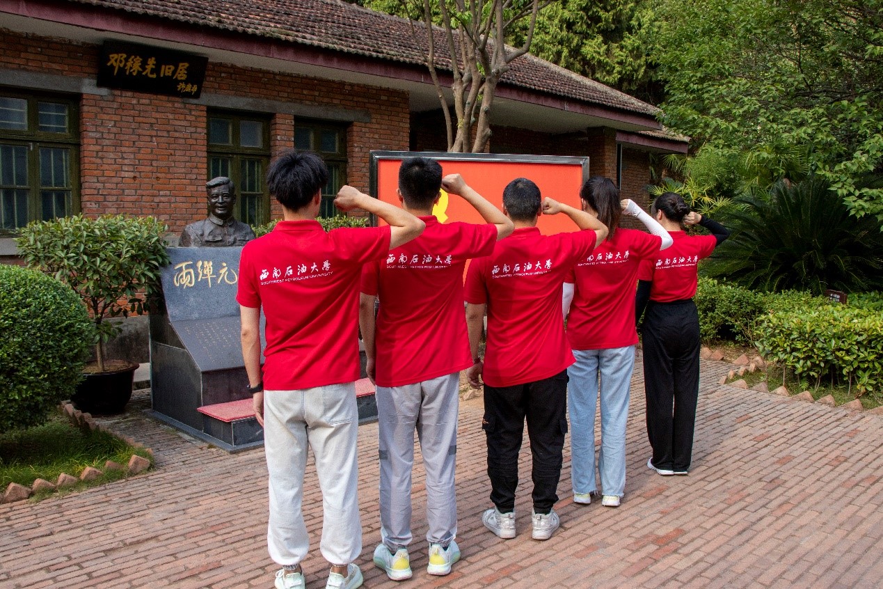 图为实践队党员们在党旗下庄严宣誓。