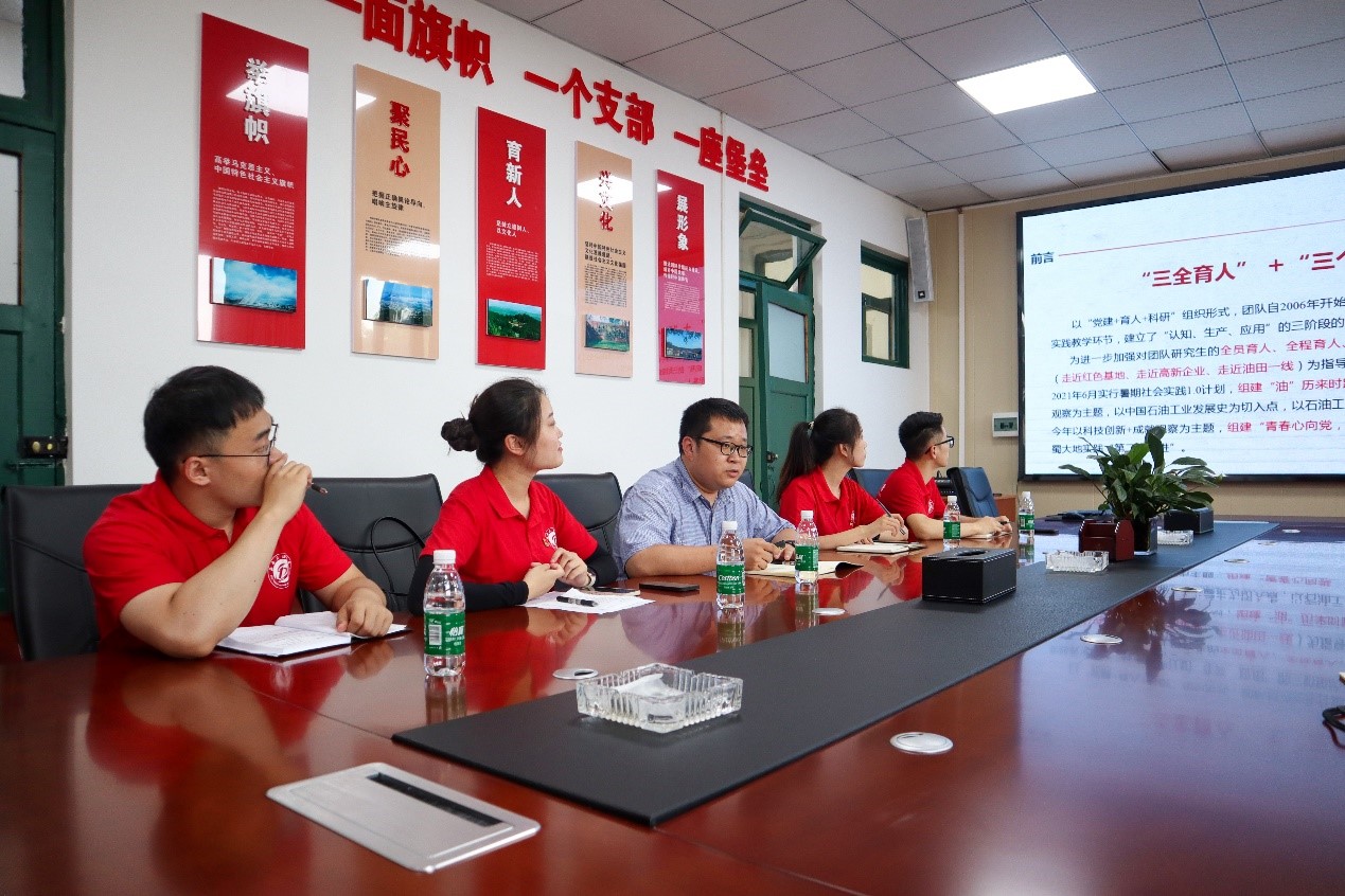 图为实践队员（申鑫）发表参观两弹城后的深刻体会。