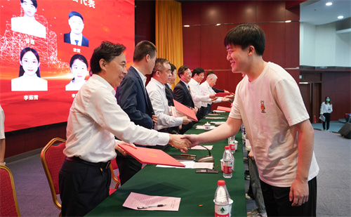 校领导为先进集体和个人颁奖.jpg 校领导为先进集体和个人颁奖.jpg