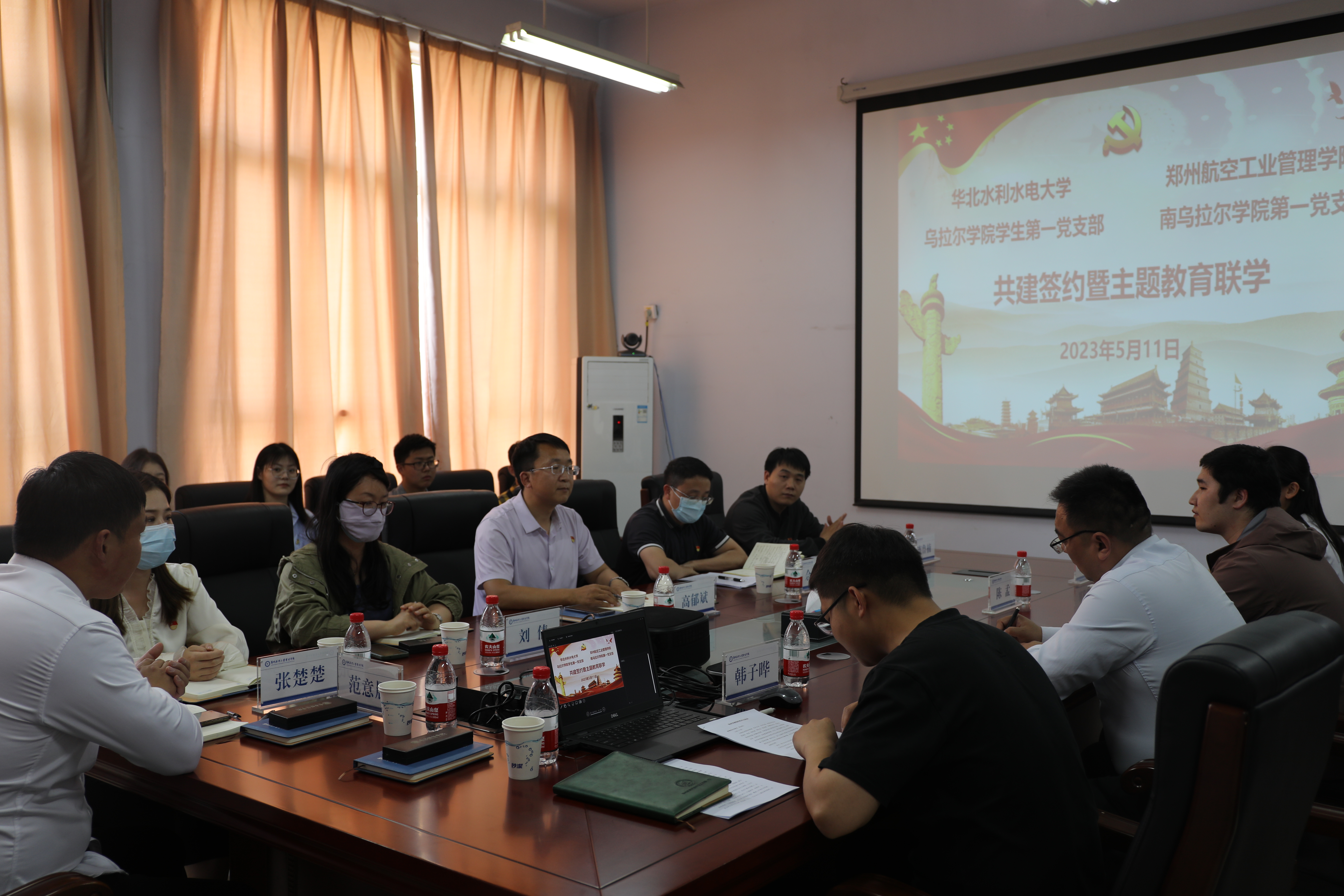 双方共同学习习近平总书记在学校思想政治理论课教师座谈会上的重要讲话精神.JPG 双方共同学习习近平总书记在学校思想政治理论课教师座谈会上的重要讲话精神.JPG