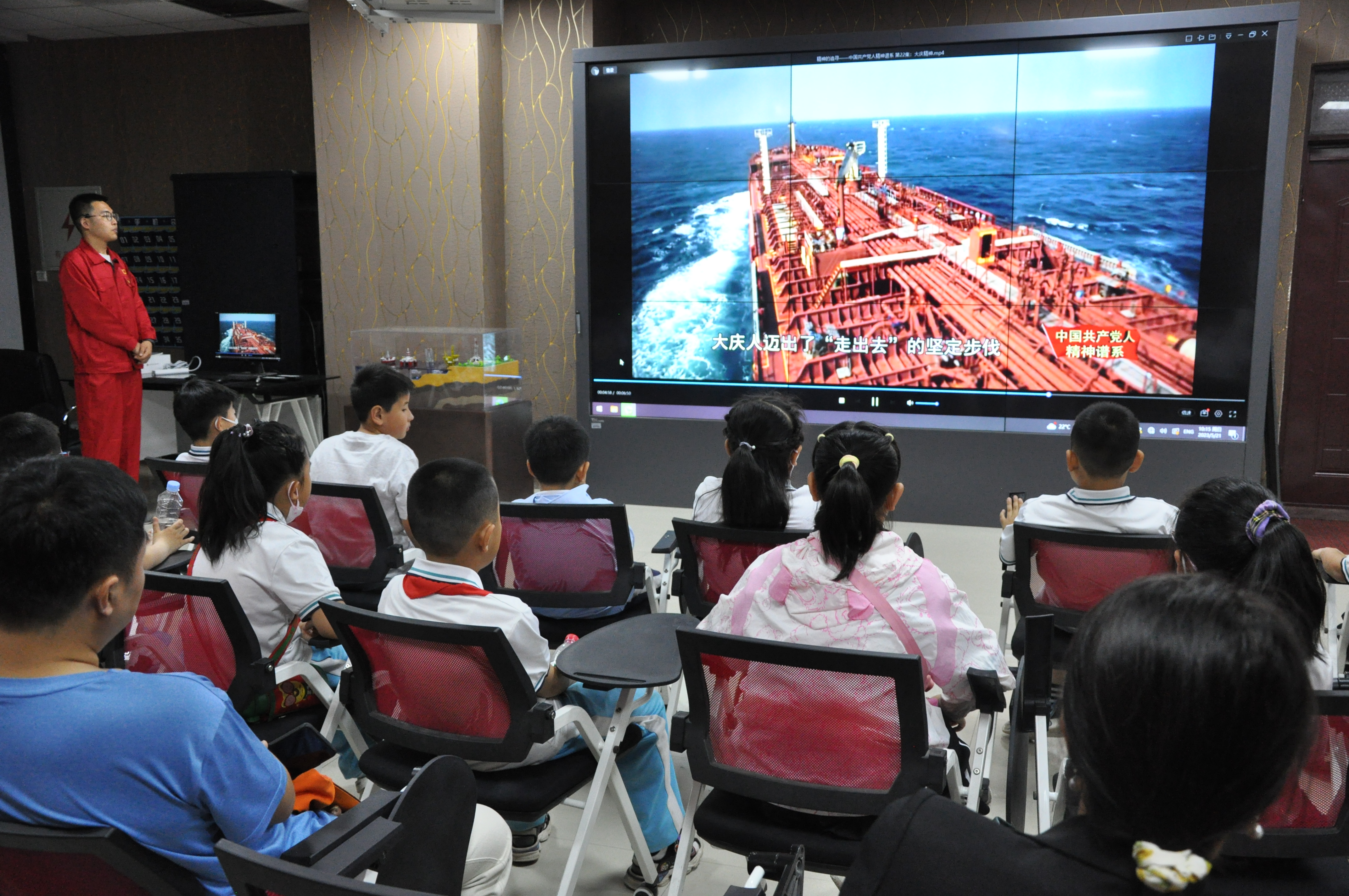 组织小朋友集中观看铁人精神主题教育视频,让他们了解以铁人王进喜为代表的老一辈石油人为我国石油工业发展做出的卓越贡献。引导小朋友领悟“爱国、创业、求实、奉献”的石油精神。