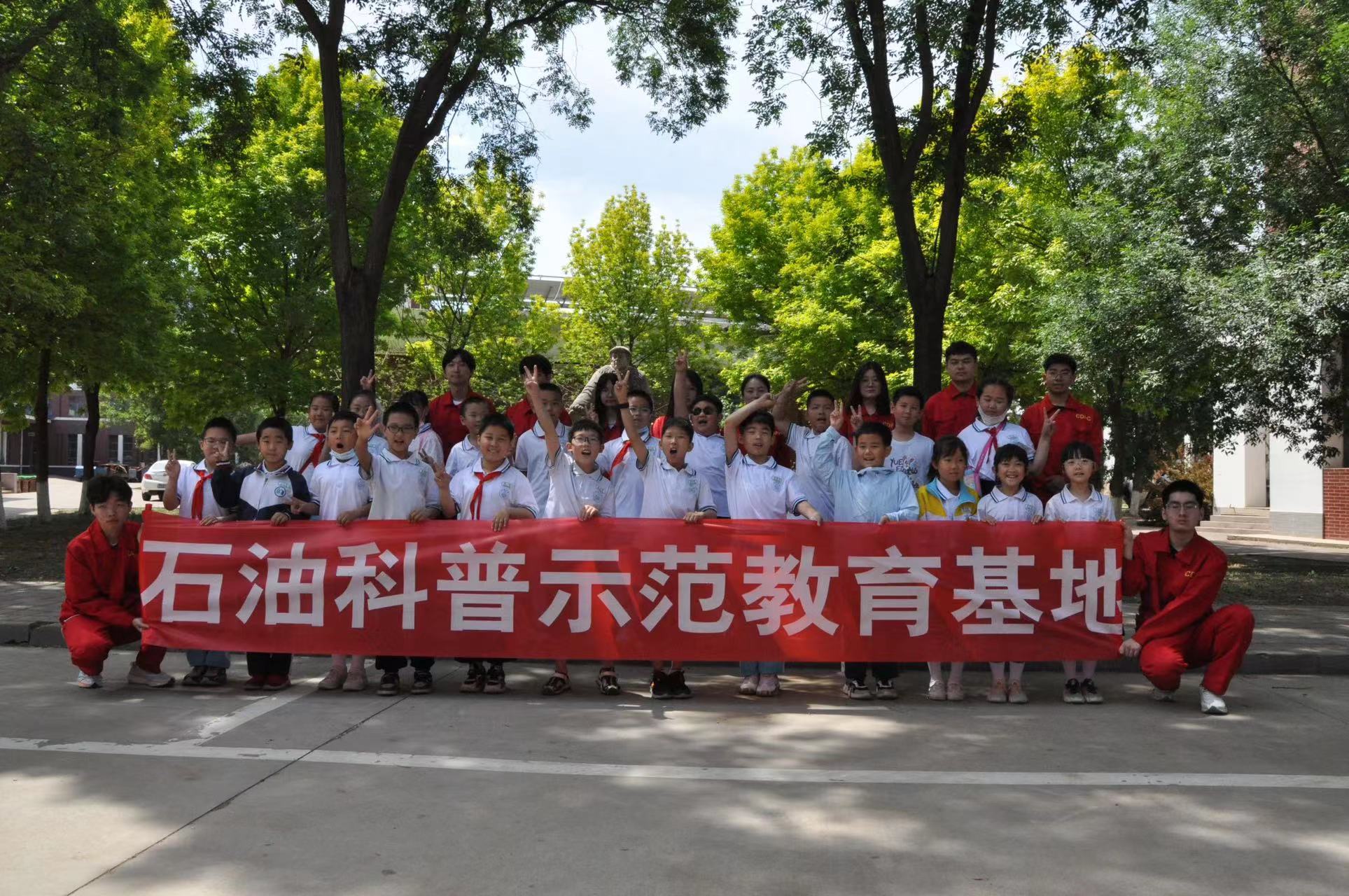 学习完铁人王进喜的光荣事迹后,在铁人王进喜雕像前集体合影。