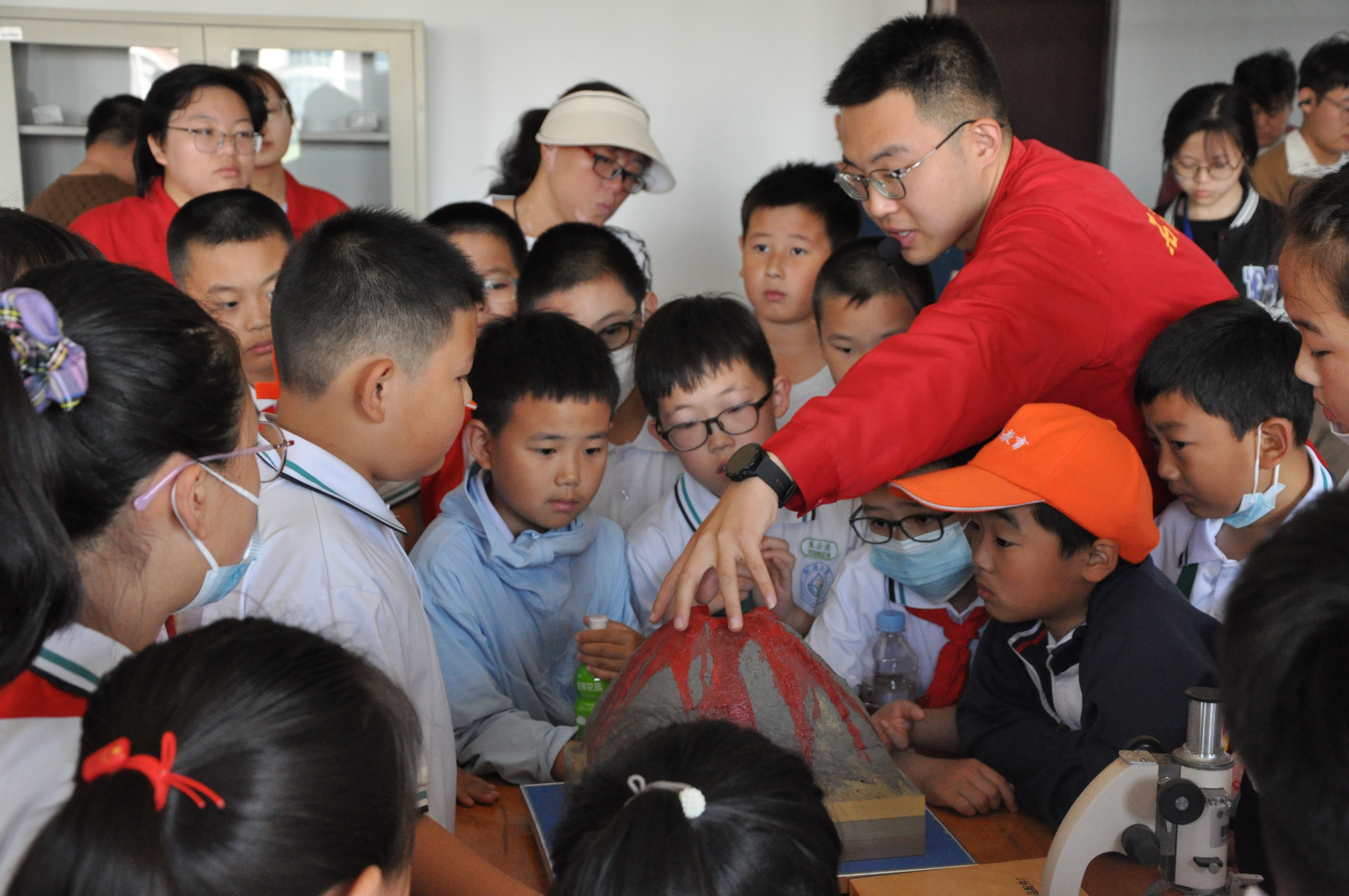 志愿者利用实验室地质模型为小朋友讲解地质知识,科普石油的产生过程。激发了小朋友们的学习热情。