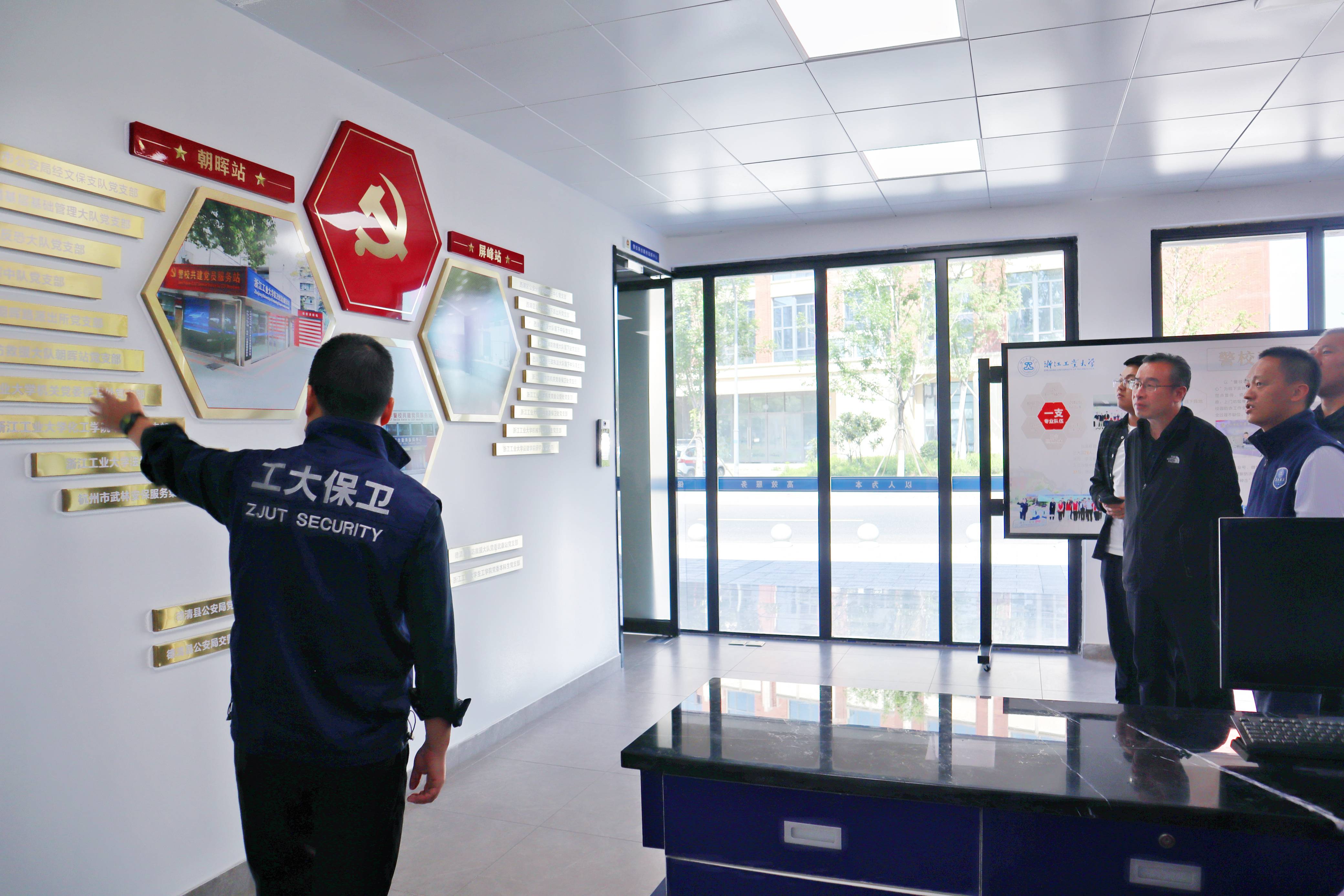 参观警校共建党员服务站(1).jpg 参观警校共建党员服务站(1).jpg