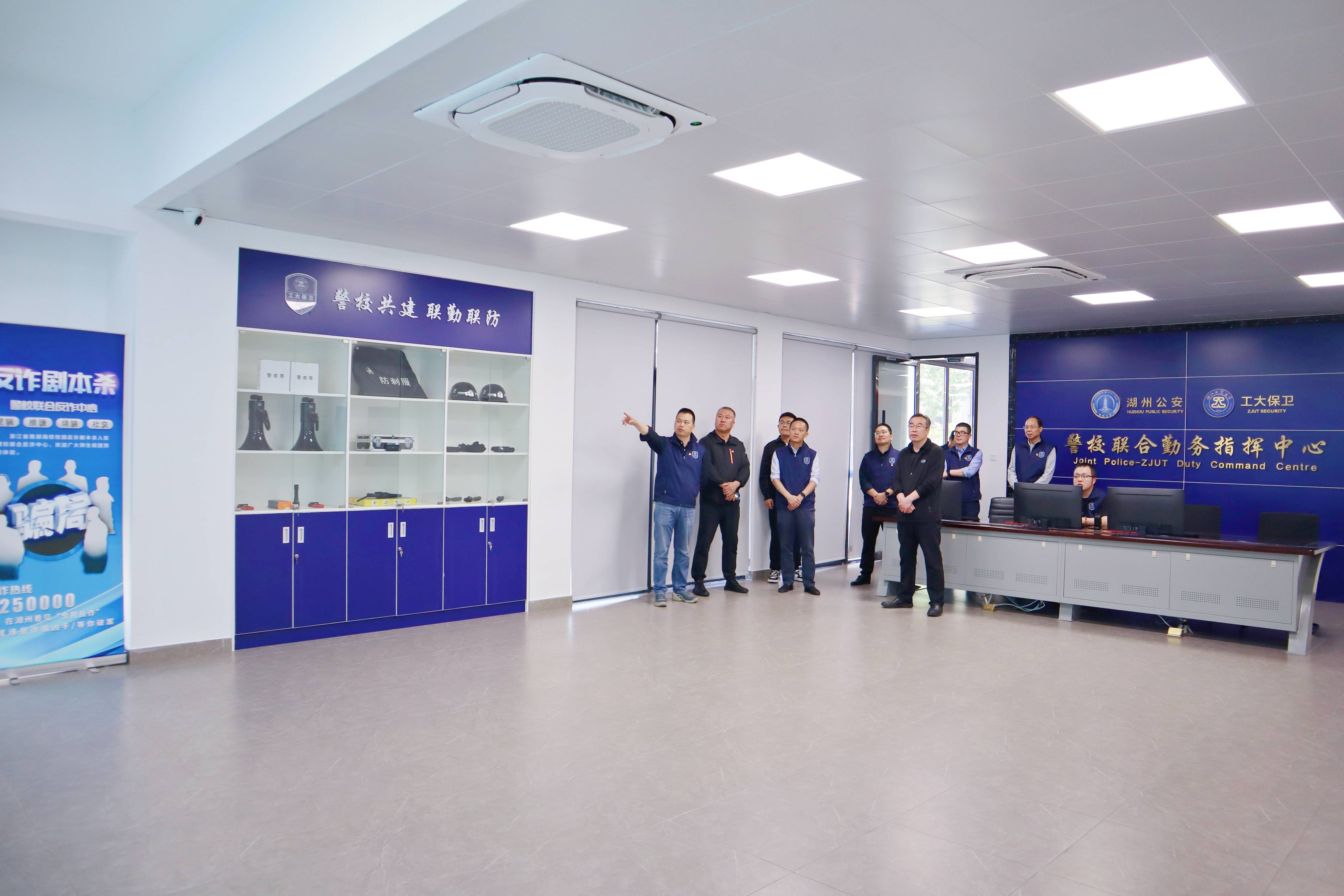 参观警校联合勤务指挥中心(1).jpg 参观警校联合勤务指挥中心(1).jpg