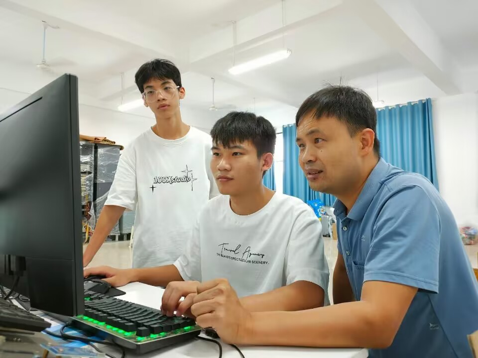 覃文石.jpg 覃文石.jpg