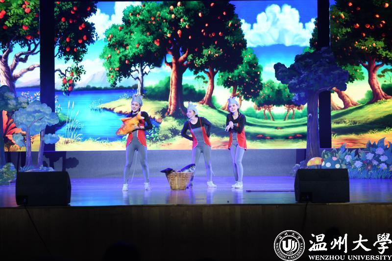 《小黑猫学本领》.jpg 《小黑猫学本领》.jpg