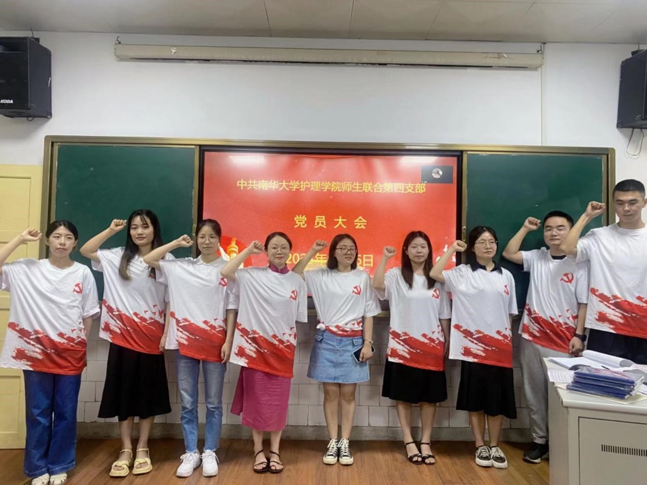 党员宣誓现场.jpg 党员宣誓现场.jpg