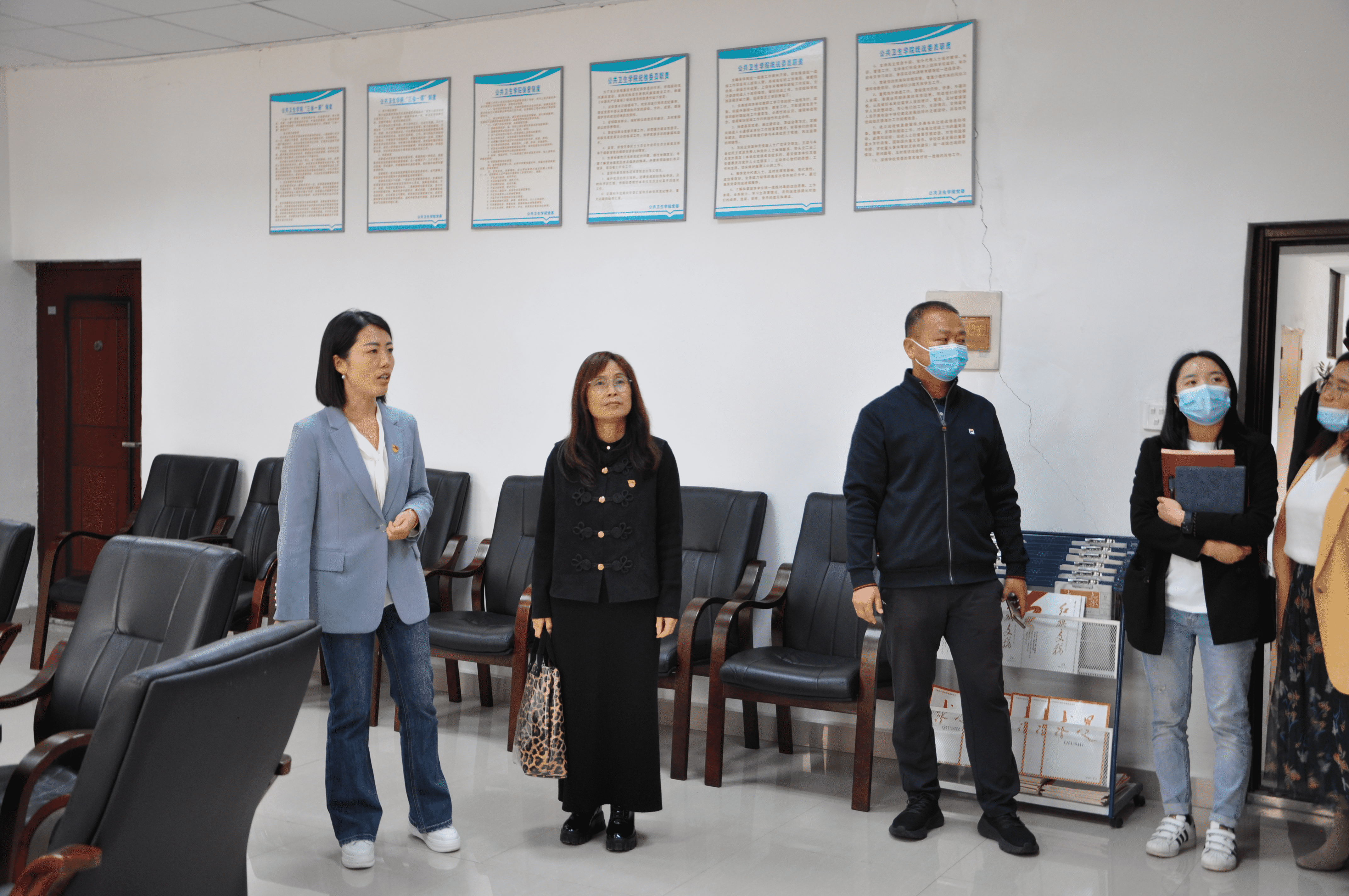 与会人员参观党员活动室.png