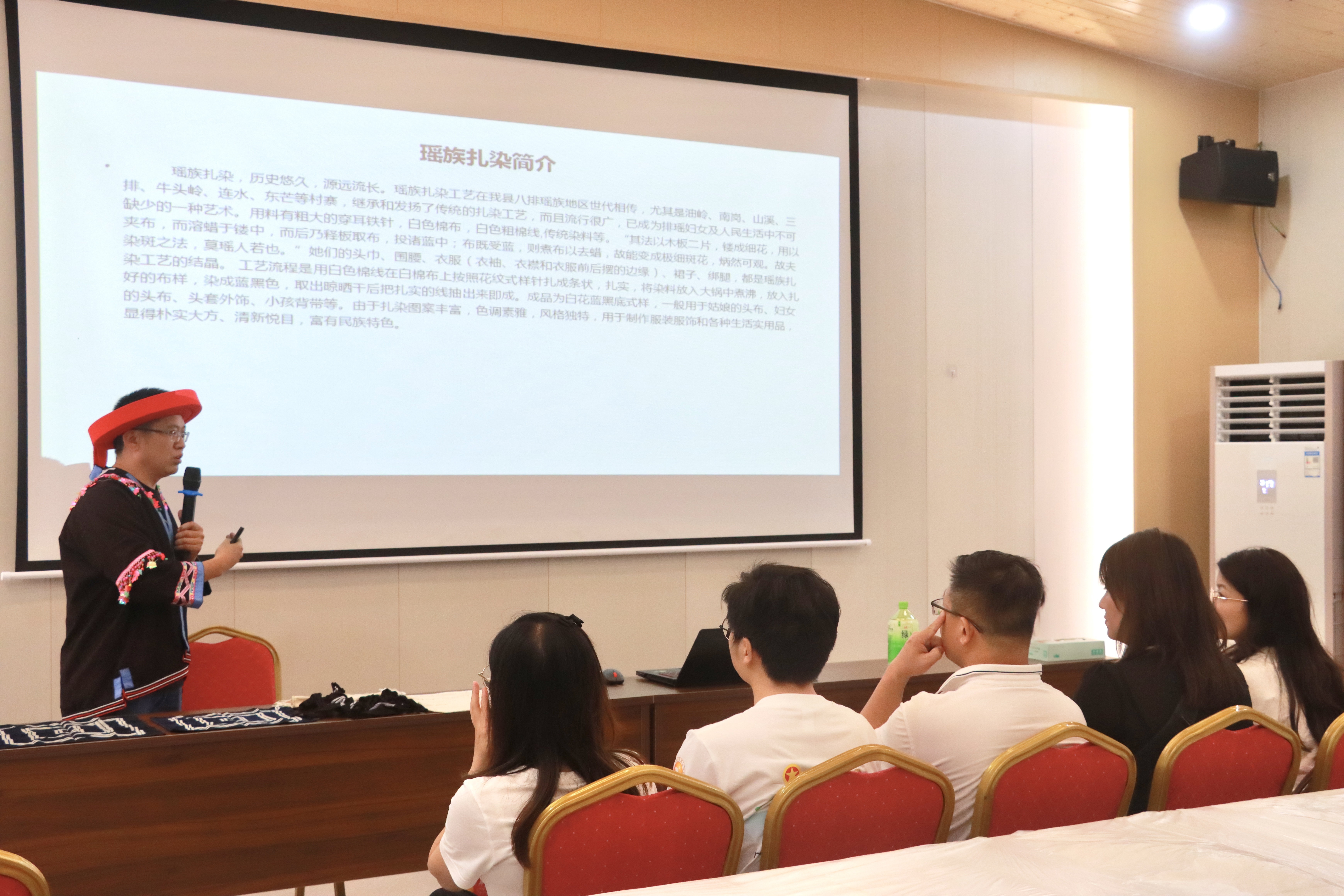 瑶族扎染县级传承人房海龙作介绍.jpg 瑶族扎染县级传承人房海龙作介绍.jpg