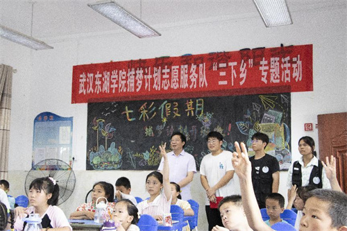 看望“捕梦计划”实践队师生.jpg