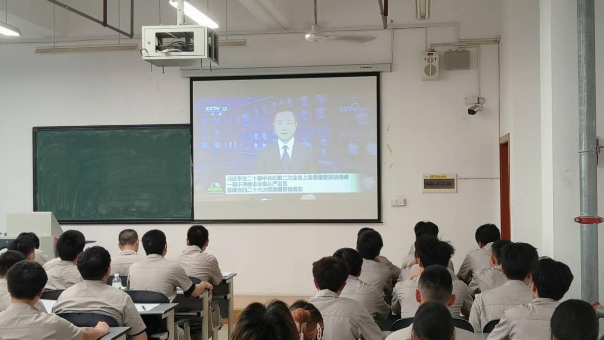 全体人员观看数学习视频.jpg 全体人员观看数学习视频.jpg