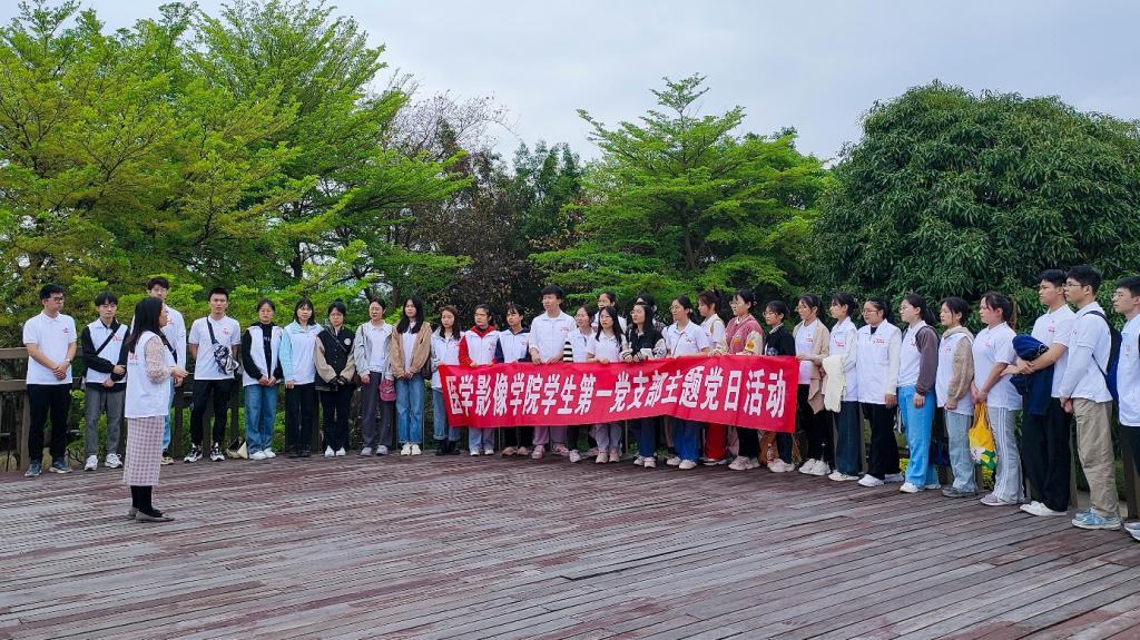 1党支部书记给党员现场讲解“微党课”.png 1党支部书记给党员现场讲解“微党课”.png