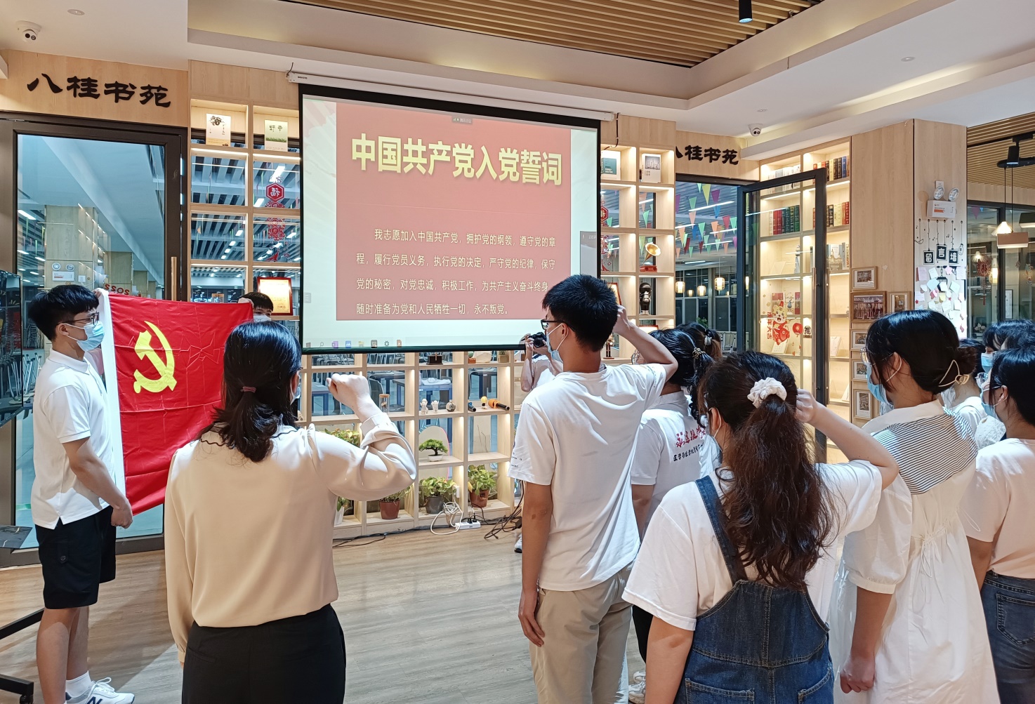 2党员重温入党誓词.jpg 2党员重温入党誓词.jpg