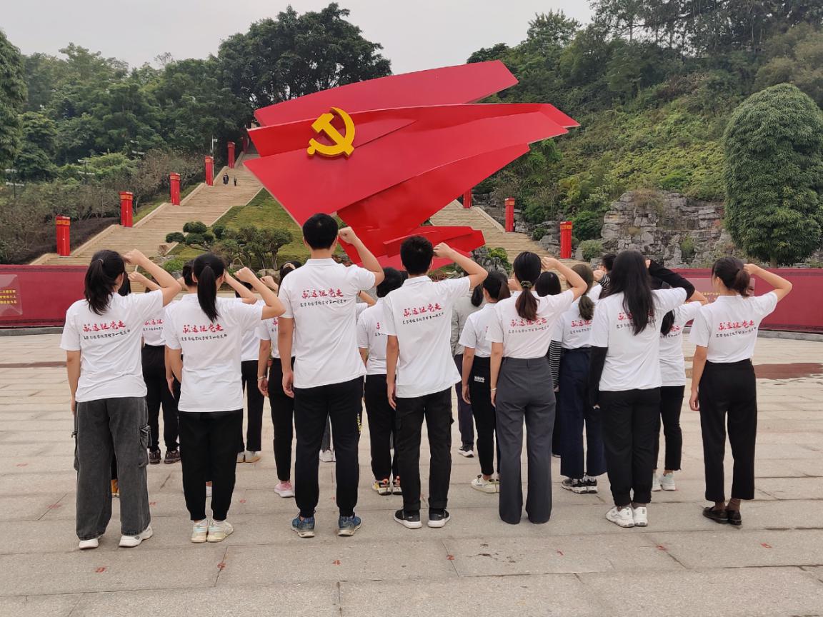 5参观“不忘初心、牢记使命”主题公园.jpg 5参观“不忘初心、牢记使命”主题公园.jpg