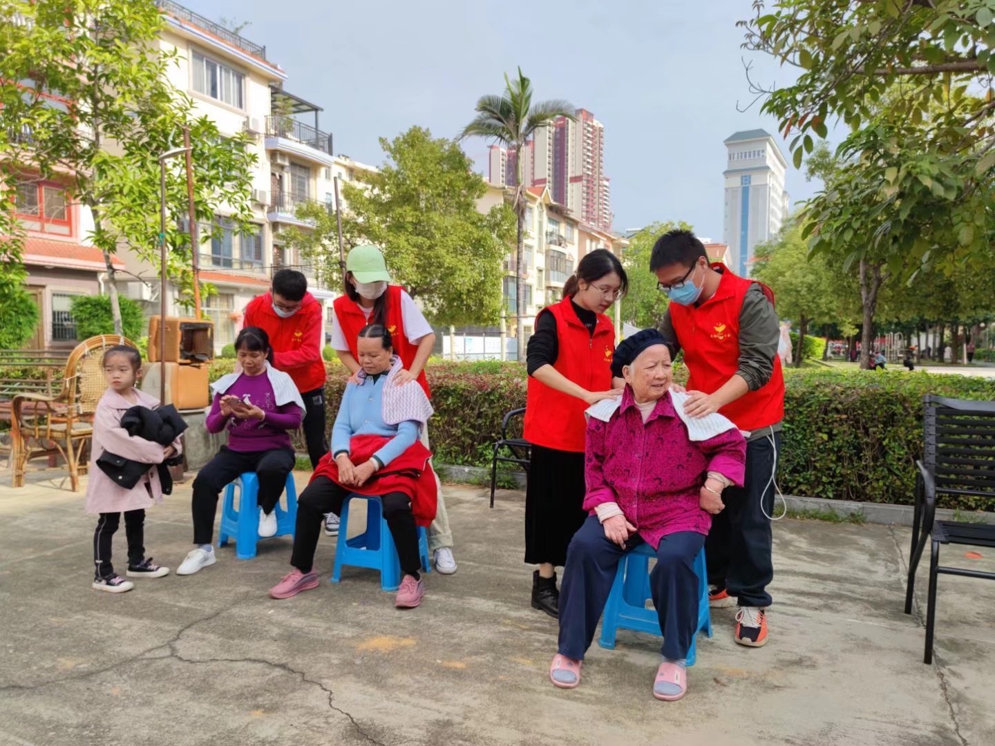 10支部党员到社区开展志愿服务活动.jpg 10支部党员到社区开展志愿服务活动.jpg