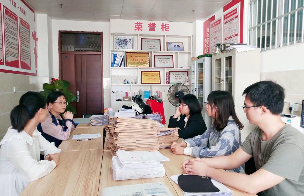 12党支部书记与党员开展谈心谈话.jpeg 12党支部书记与党员开展谈心谈话.jpeg