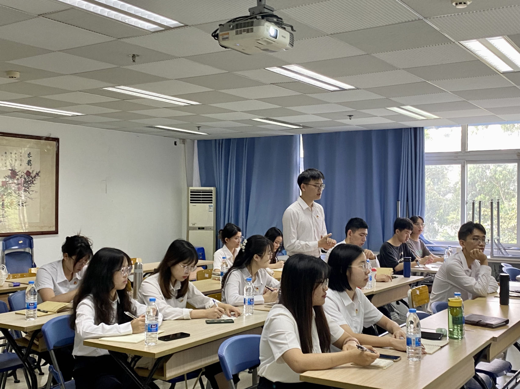 党员开展批评与自我批评活动.png 党员开展批评与自我批评活动.png