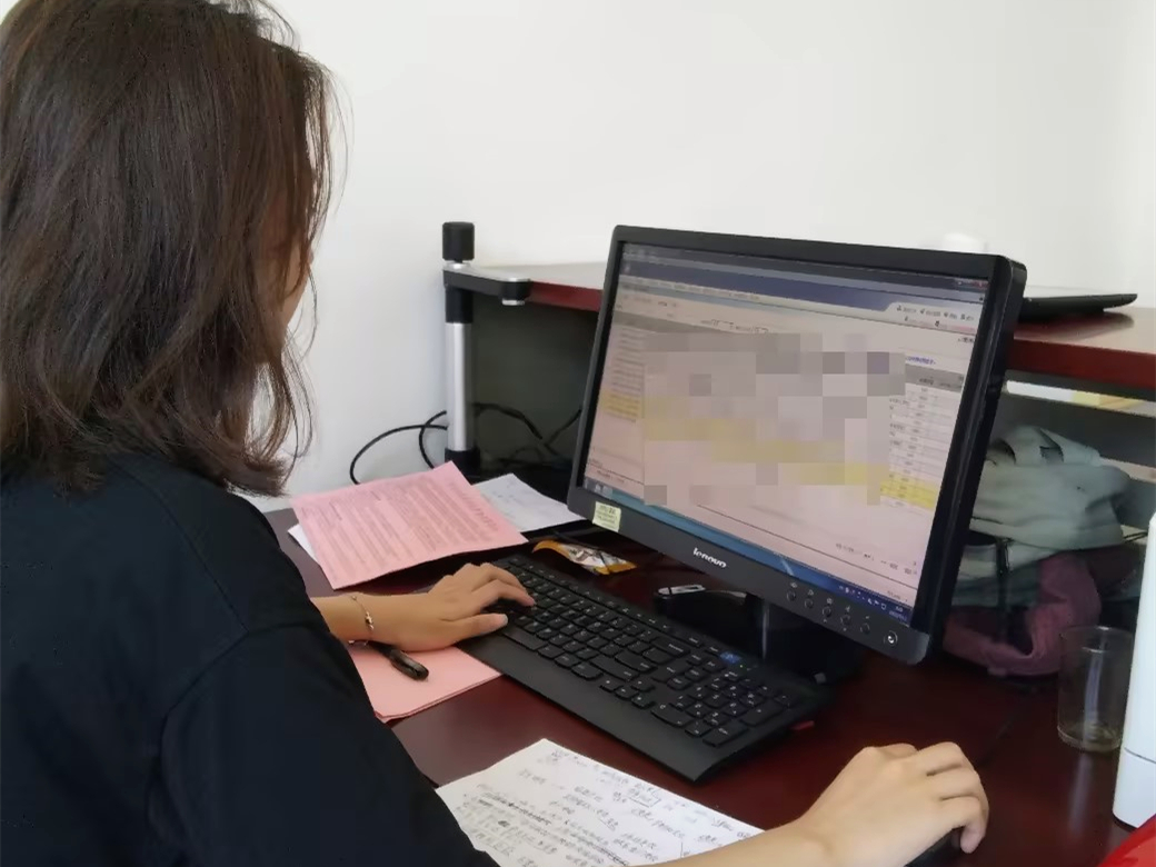 图为学生唐丽婷在广东省连州市教育局资助中心协助工作人员办理国家助学贷款业务,为家长们讲解业务流程,宣传资助政策和申请绿色通道的条件。