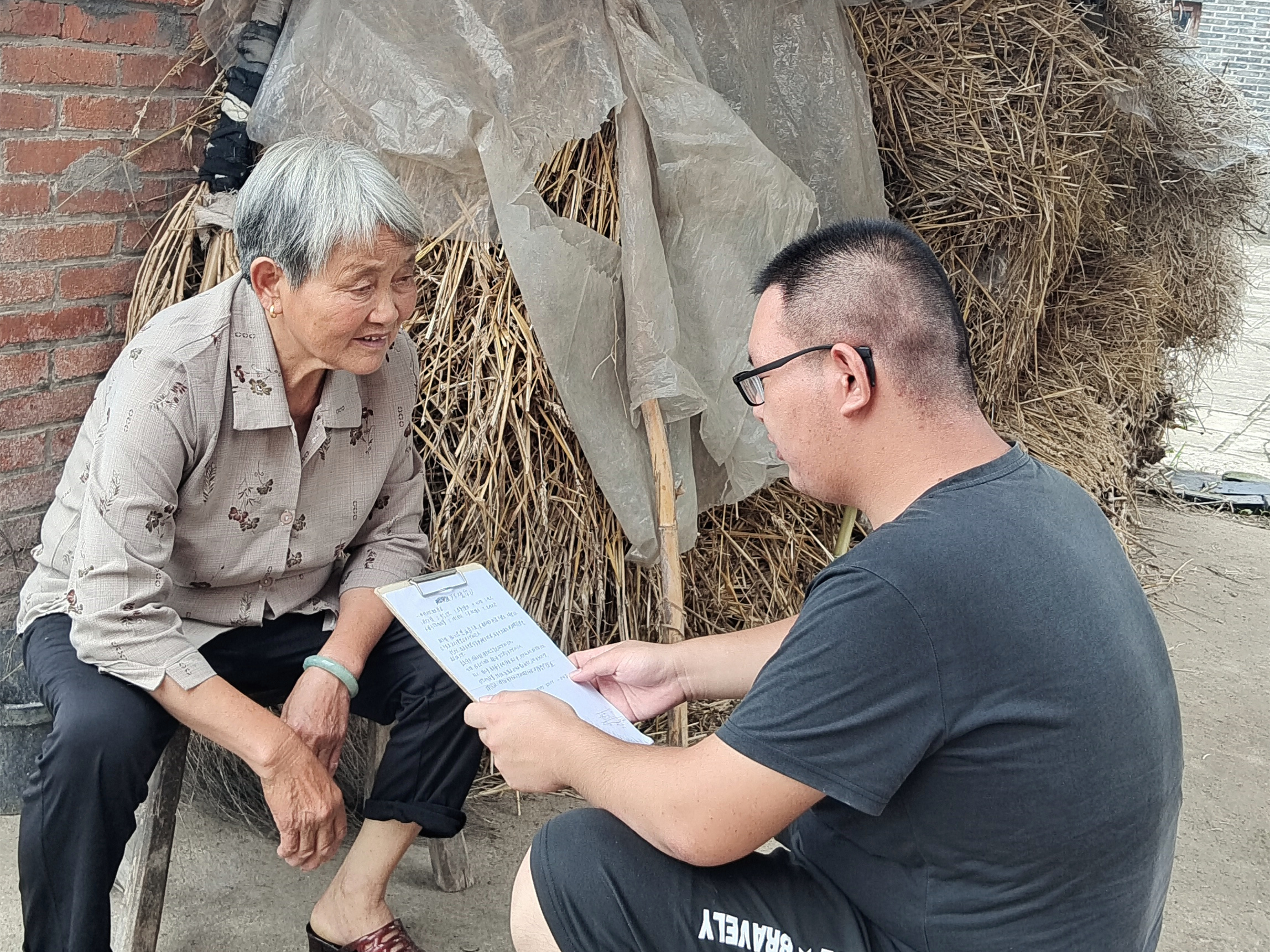 图为学生刘文健江苏省盐城市建湖县芦沟镇同建村向家乡的村民宣传生态环境保护的重要性,并主动进行街道清扫、拾捡垃圾等工作。